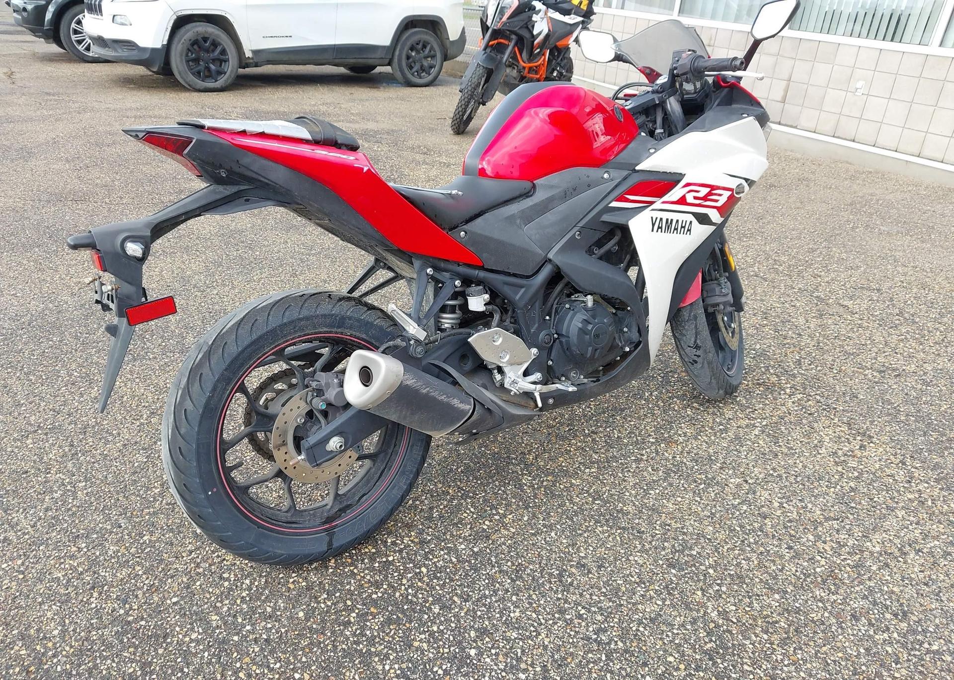 2015 YAMAHA YZFR3