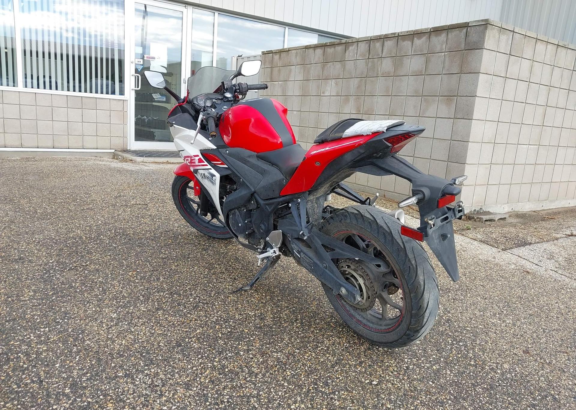 2015 YAMAHA YZFR3