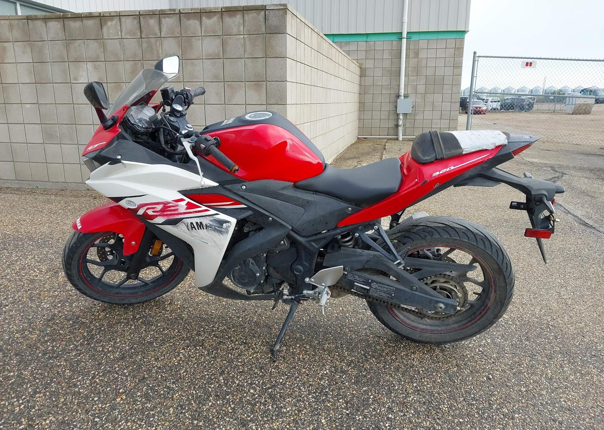 2015 YAMAHA YZFR3