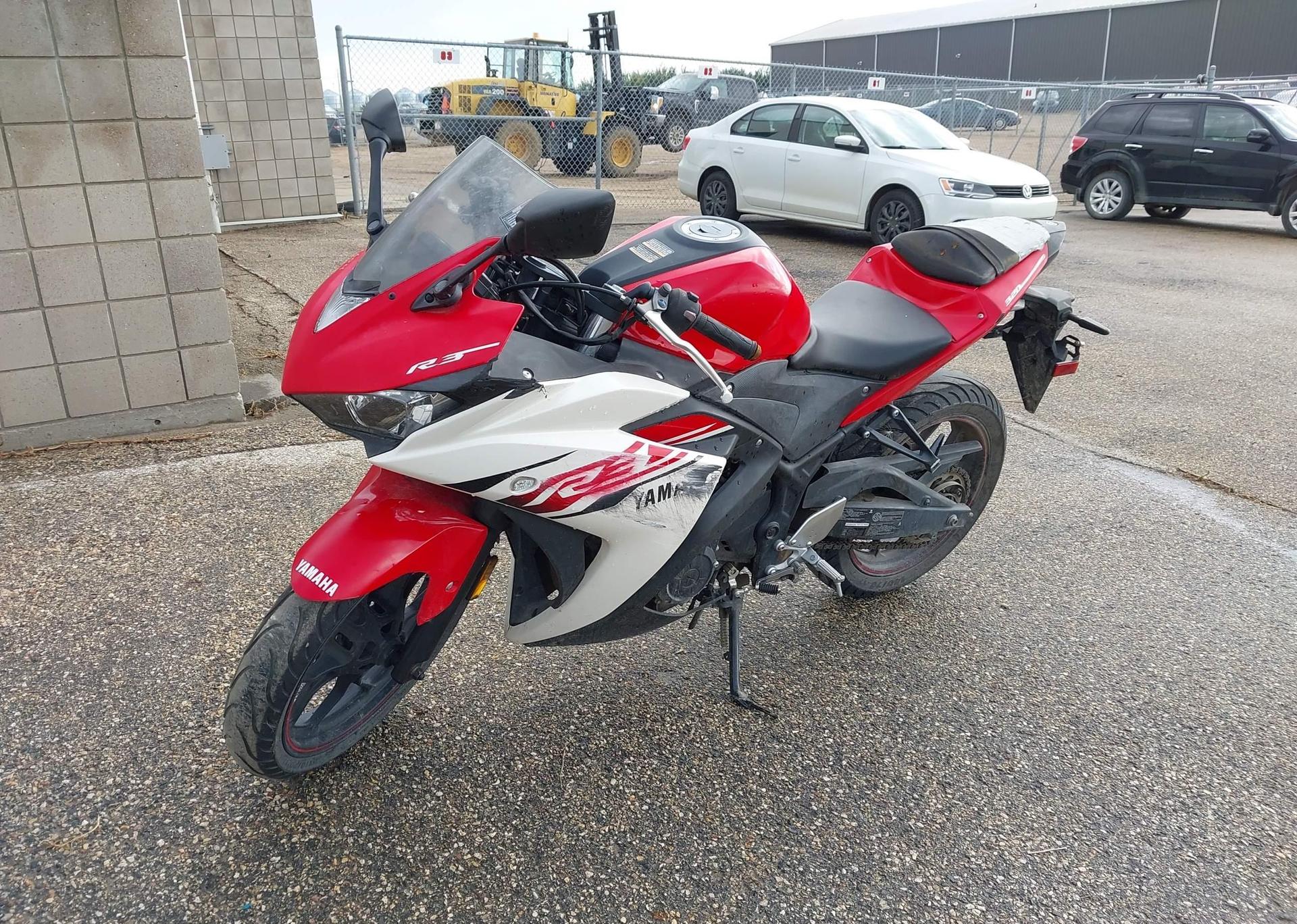 2015 YAMAHA YZFR3
