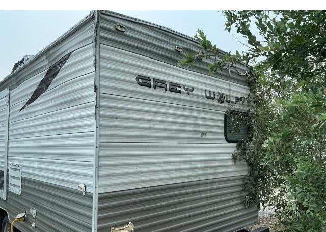 2010 TRAILER GREY WOLF..