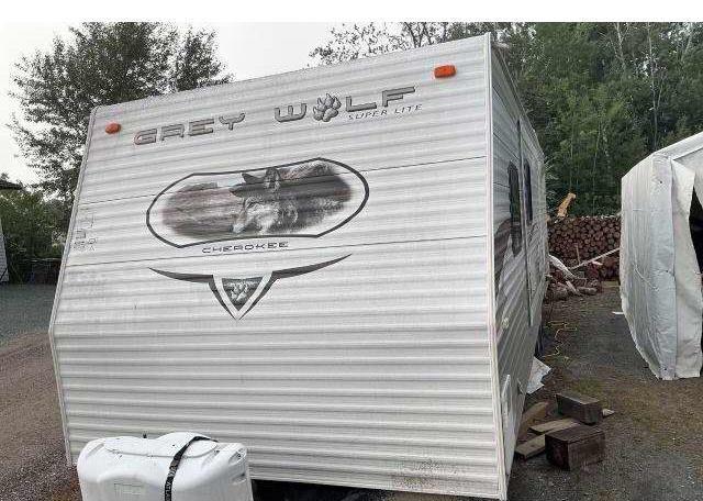 2010 TRAILER GREY WOLF..