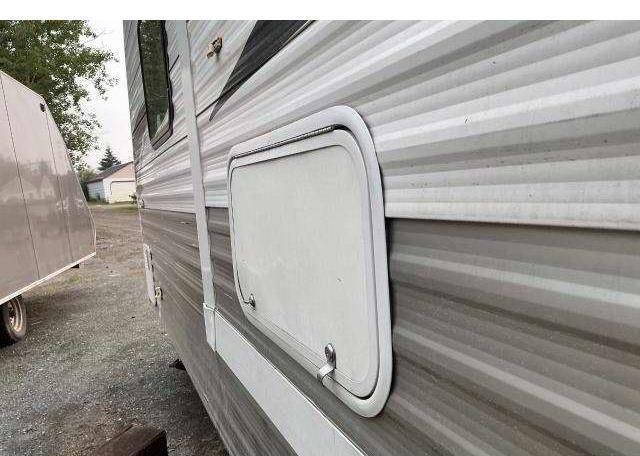 2010 TRAILER GREY WOLF..