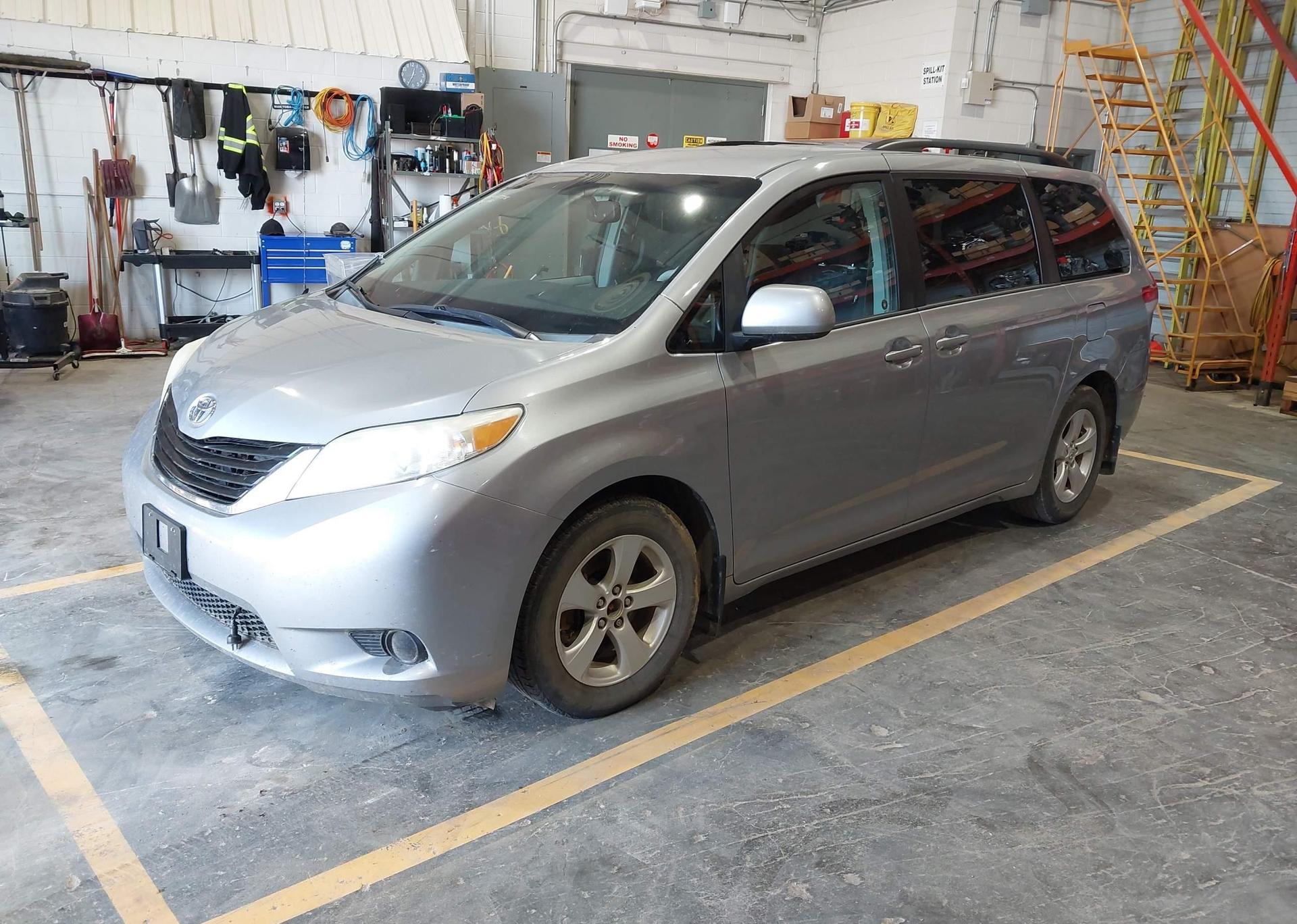 2013 TOYOTA SIENNA LE