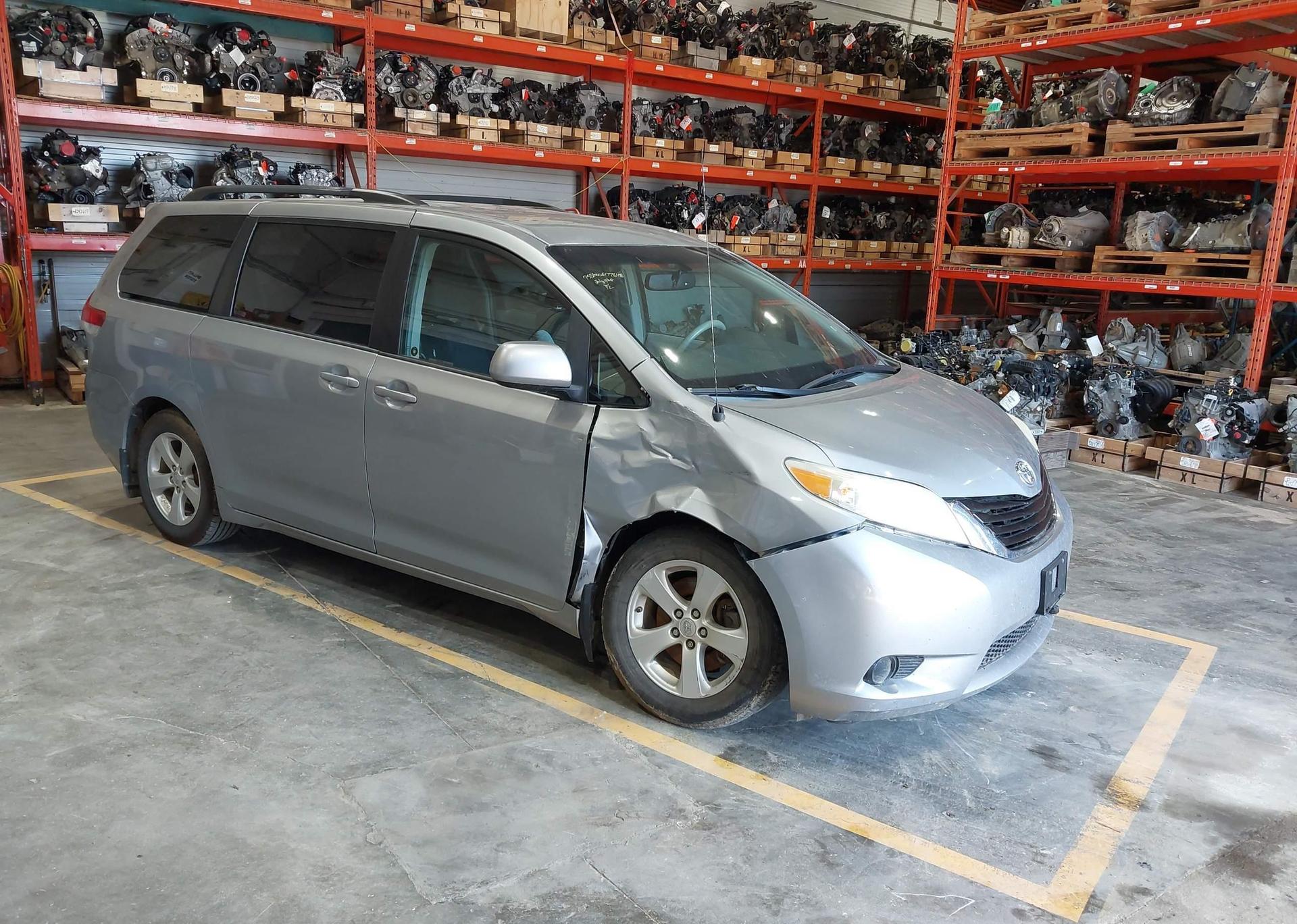 2013 TOYOTA SIENNA LE