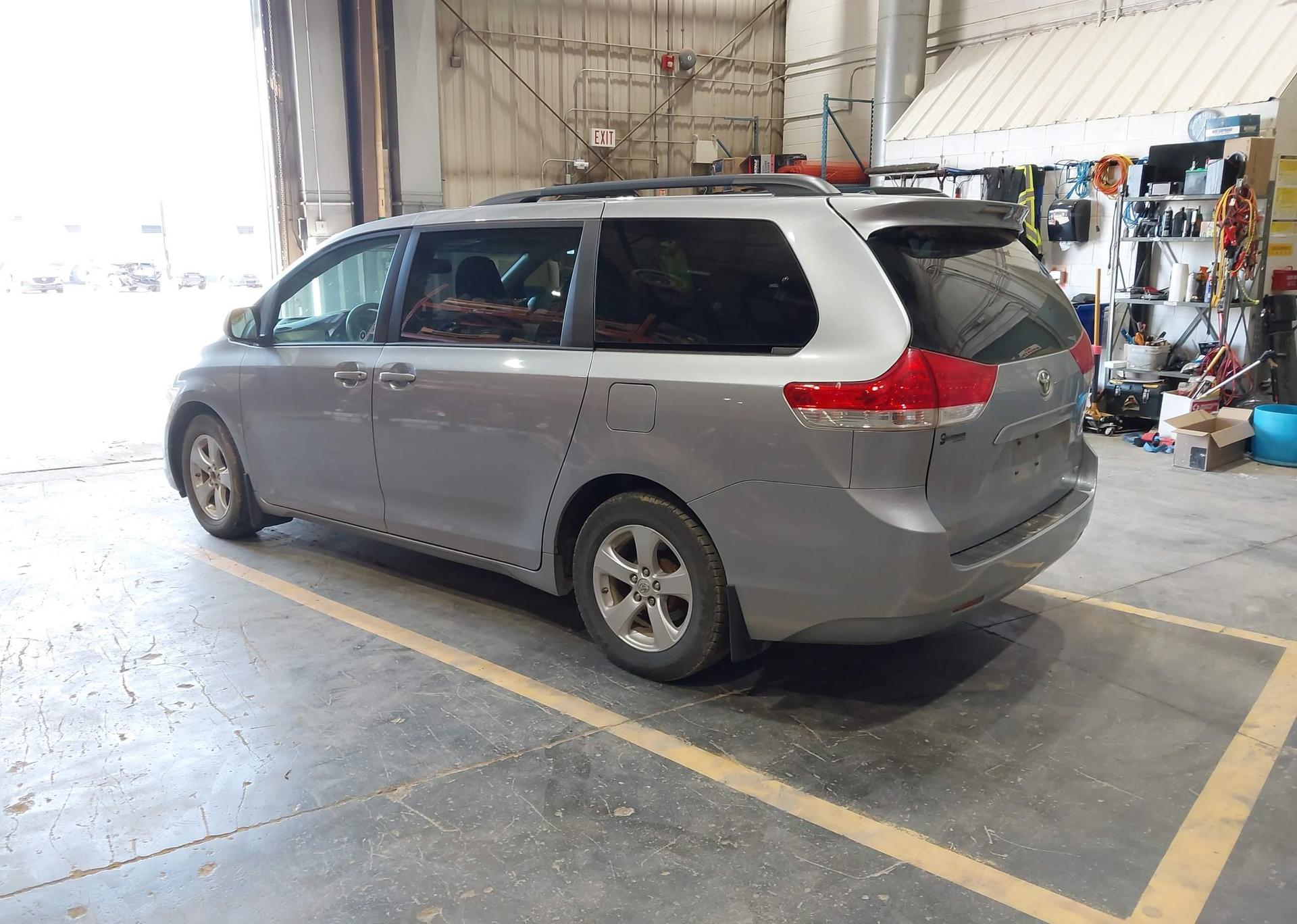 2013 TOYOTA SIENNA LE