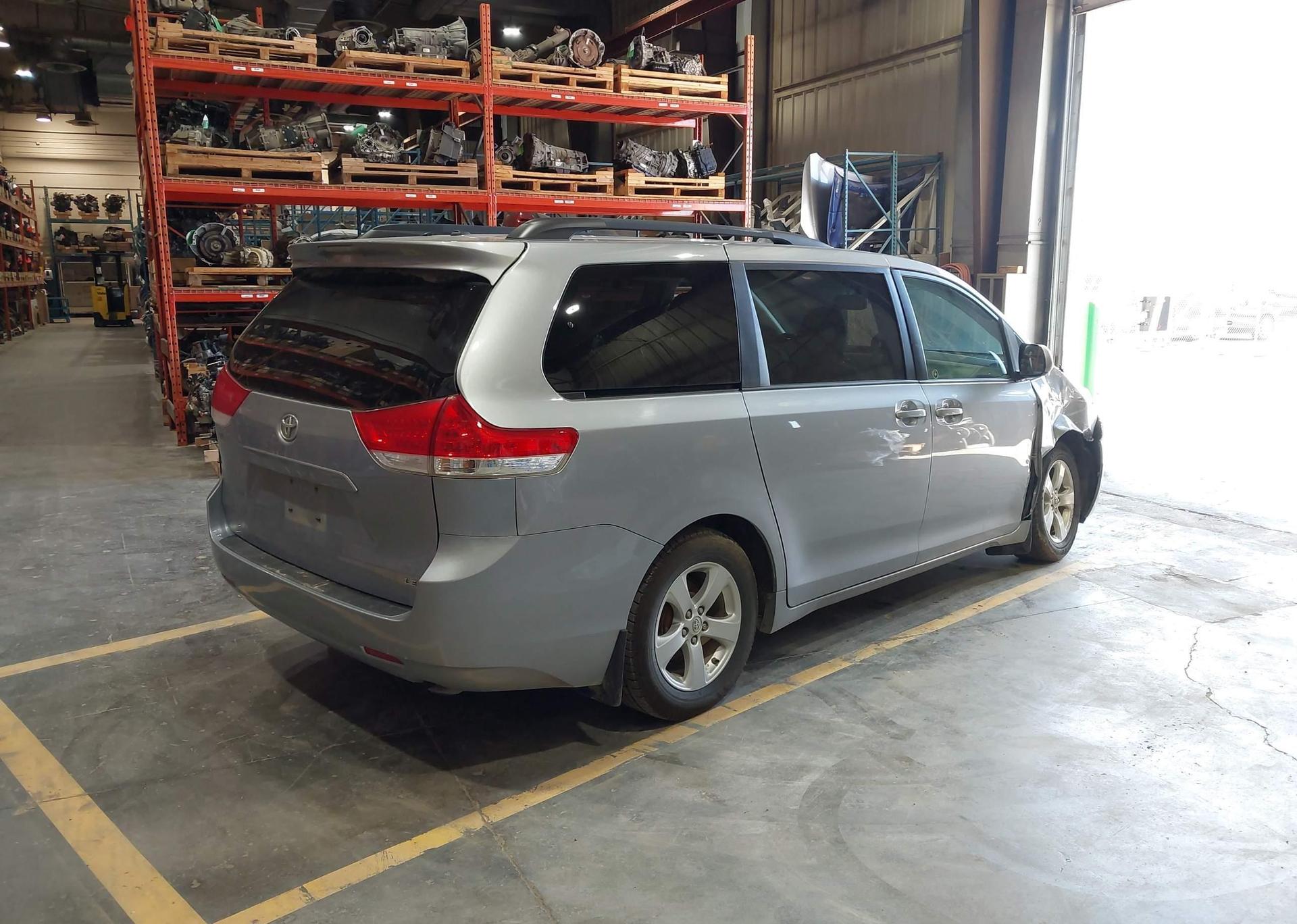 2013 TOYOTA SIENNA LE
