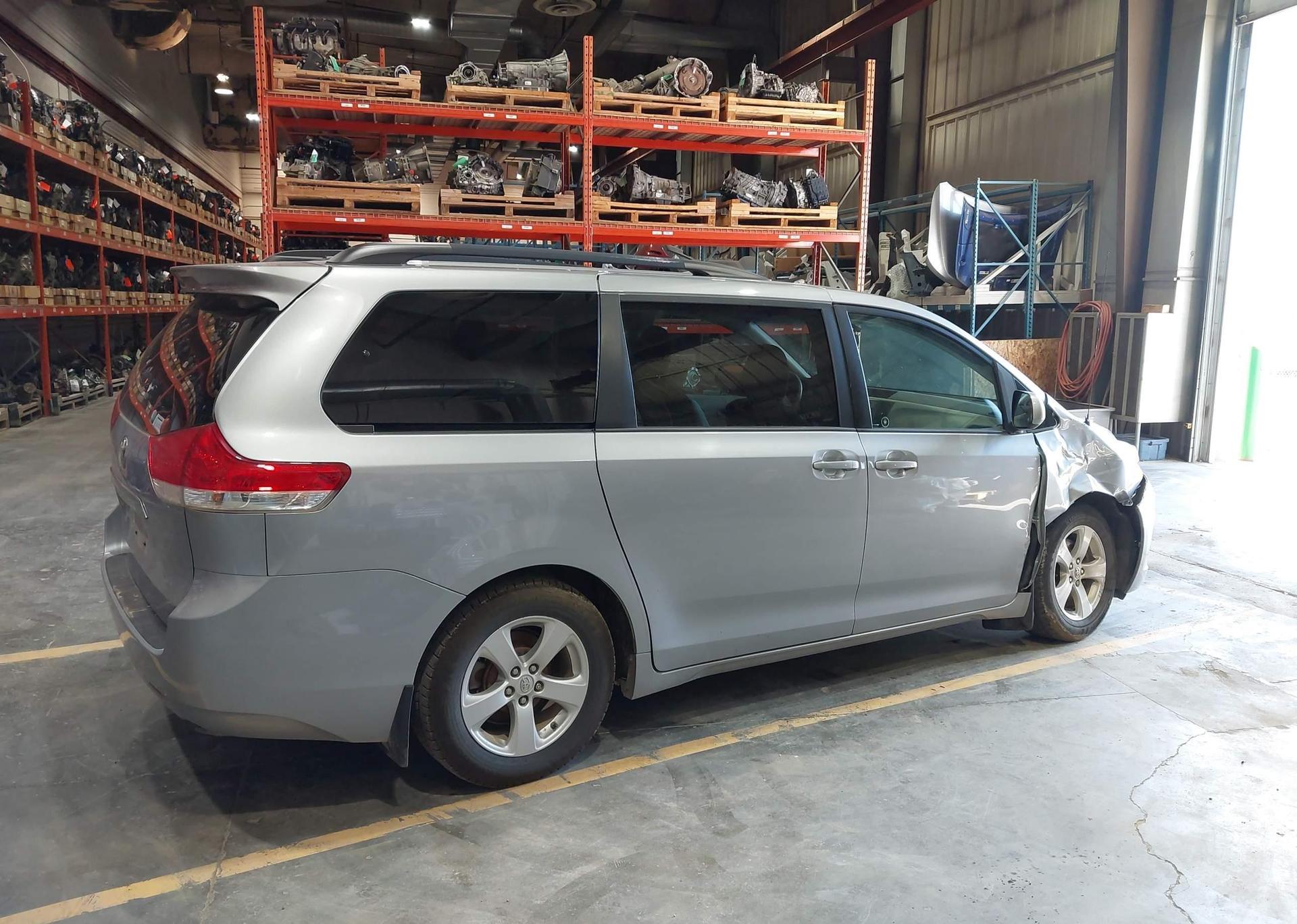 2013 TOYOTA SIENNA LE