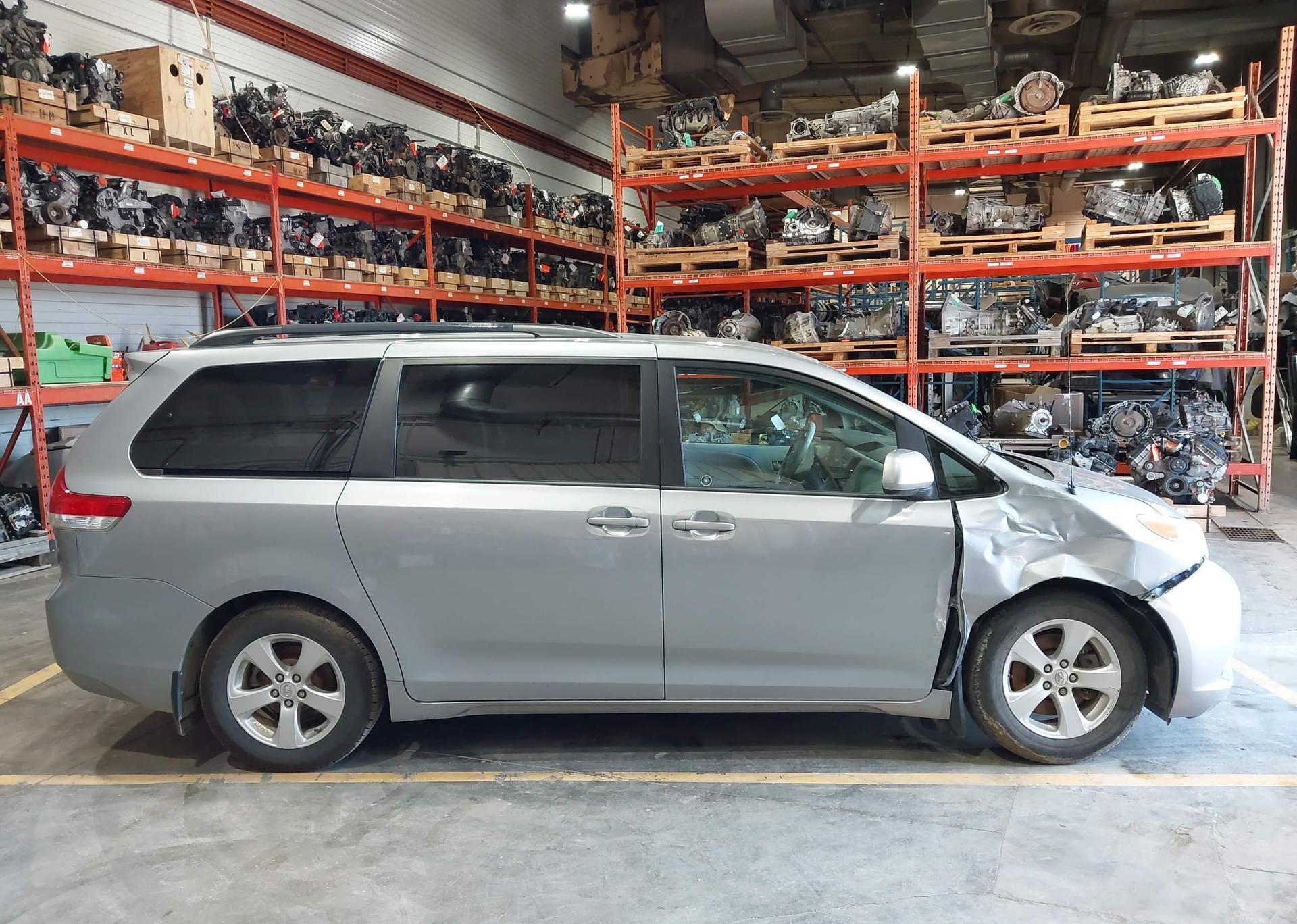 2013 TOYOTA SIENNA LE