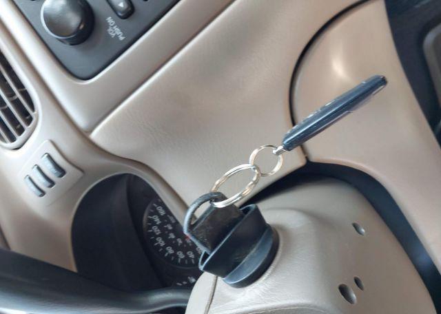 2004 FORD TAURUS SE