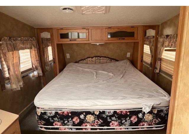2005 KEYSTONE CAMPER