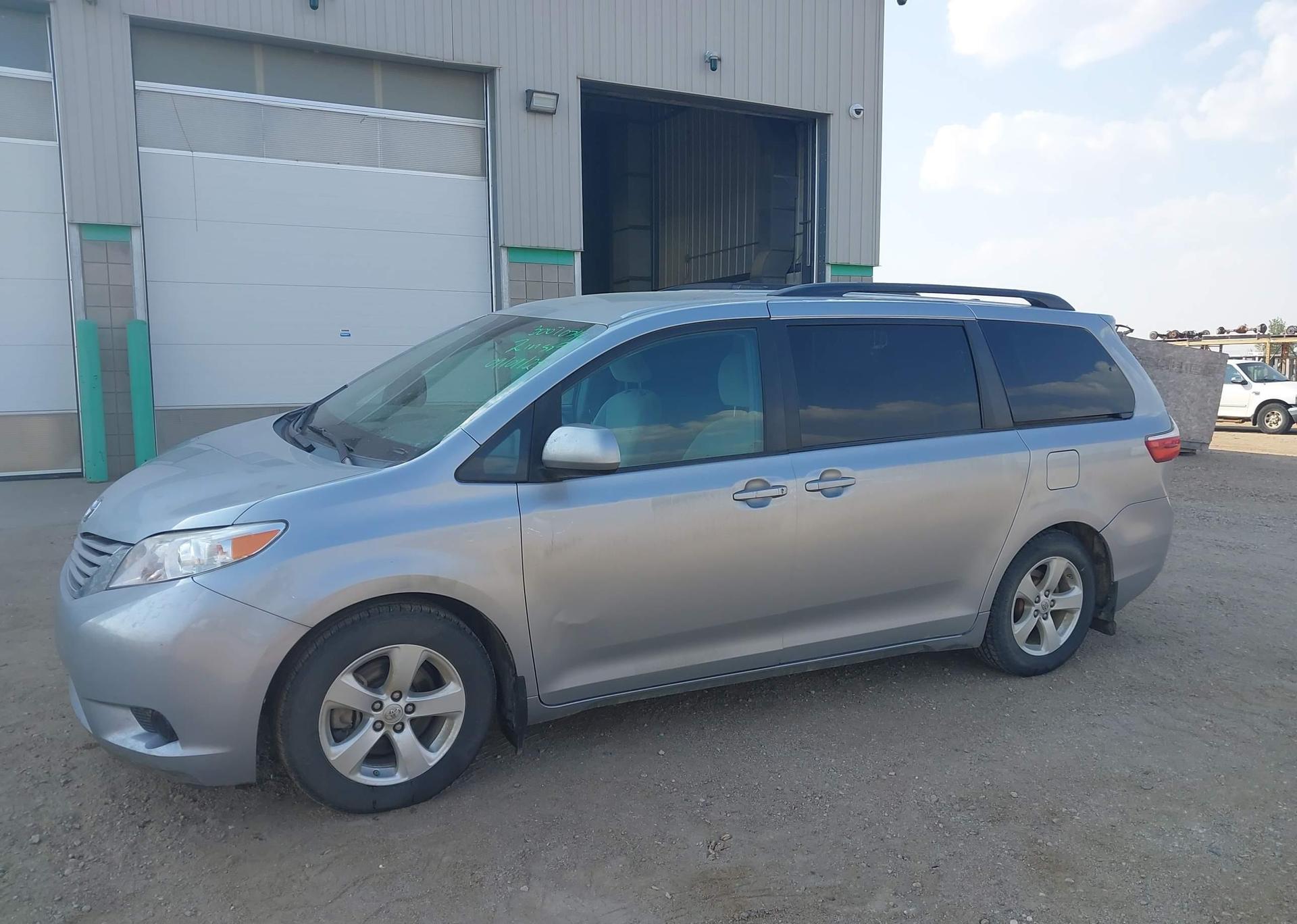 2015 TOYOTA SIENNA LE