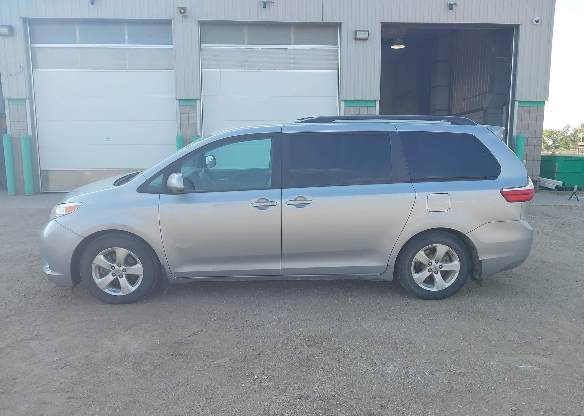2015 TOYOTA SIENNA LE
