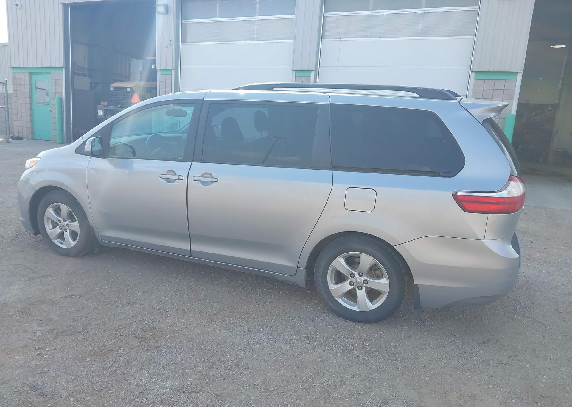 2015 TOYOTA SIENNA LE