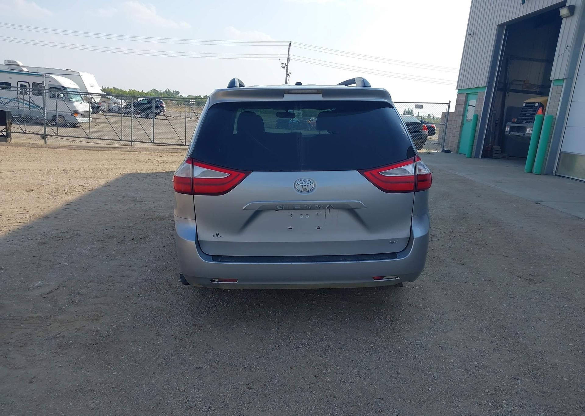 2015 TOYOTA SIENNA LE