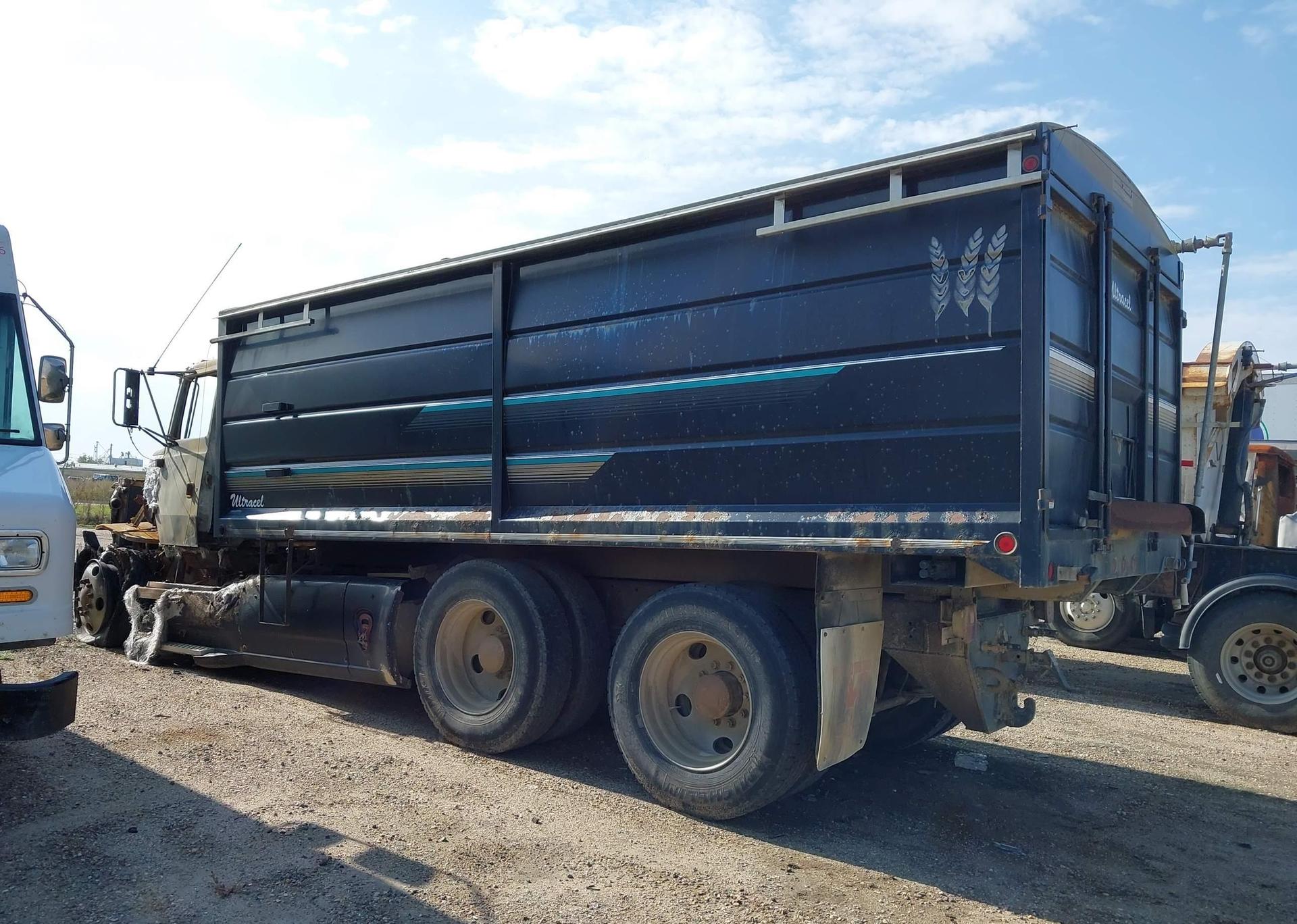 1995 FORD L-SERIES LTLA9000