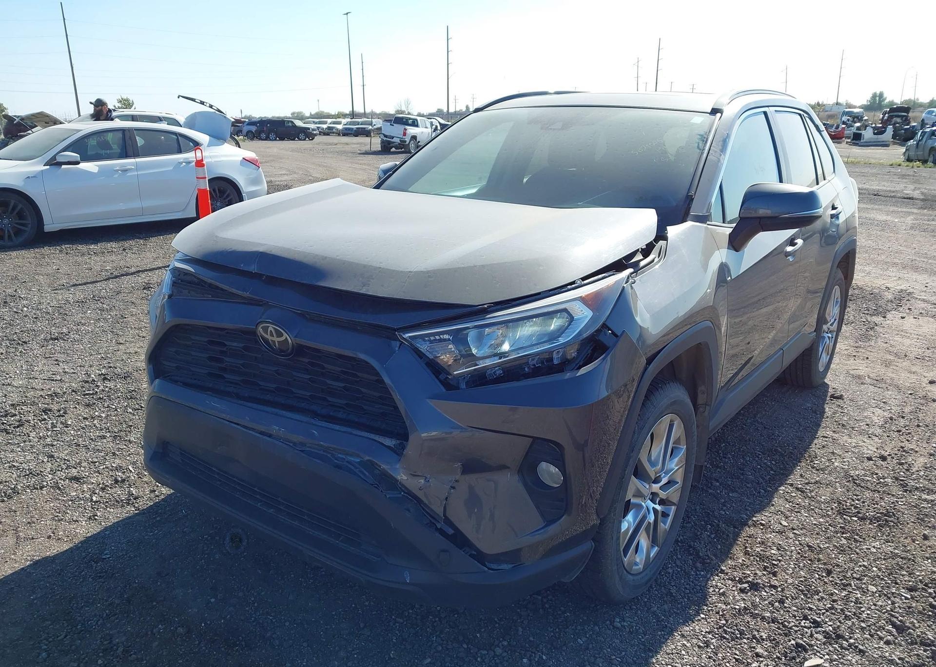 2020 TOYOTA RAV4 XLE