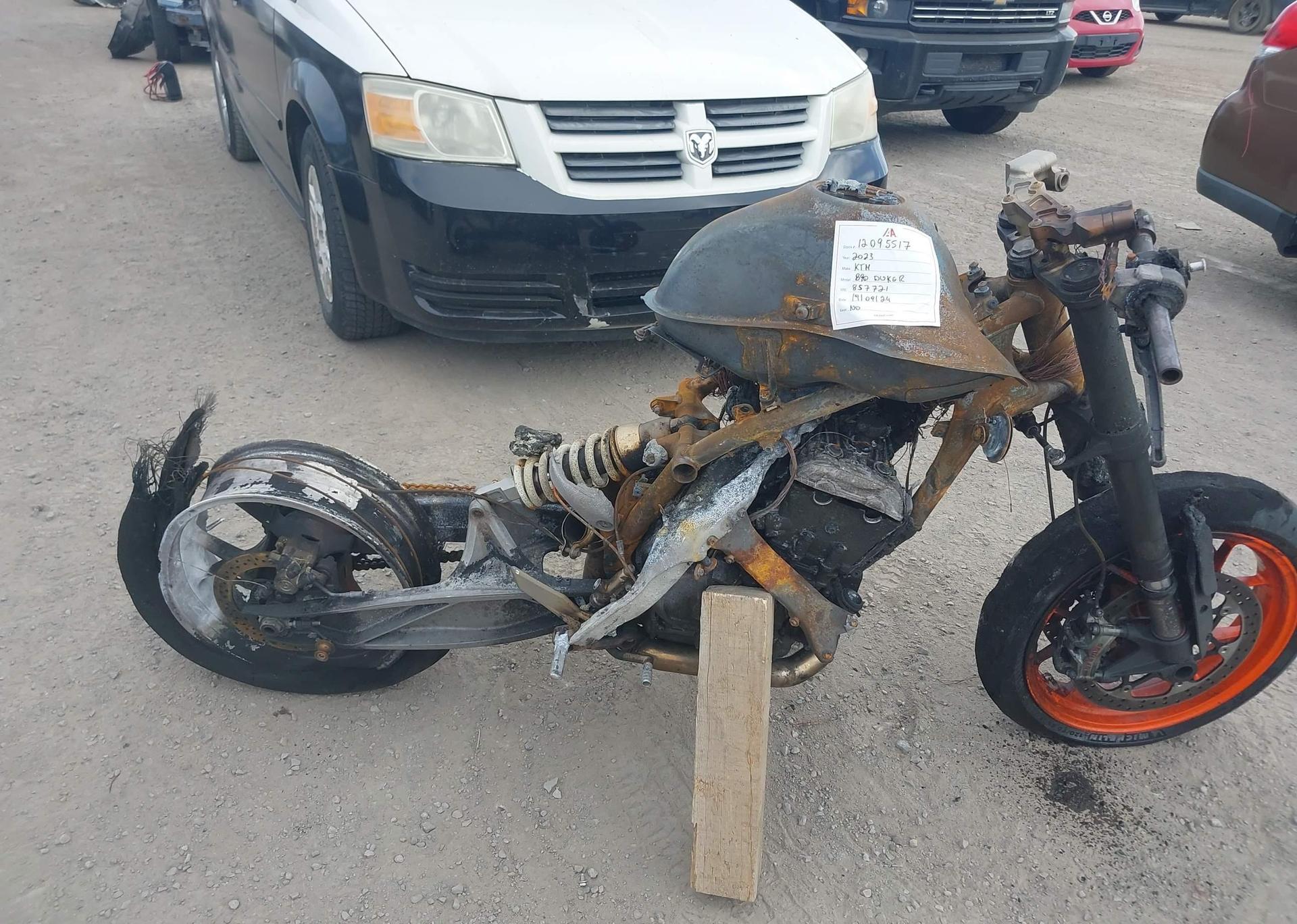 2023 KTM 890 DUKE R