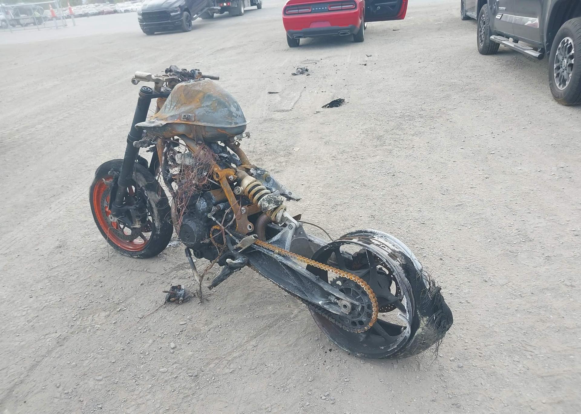 2023 KTM 890 DUKE R
