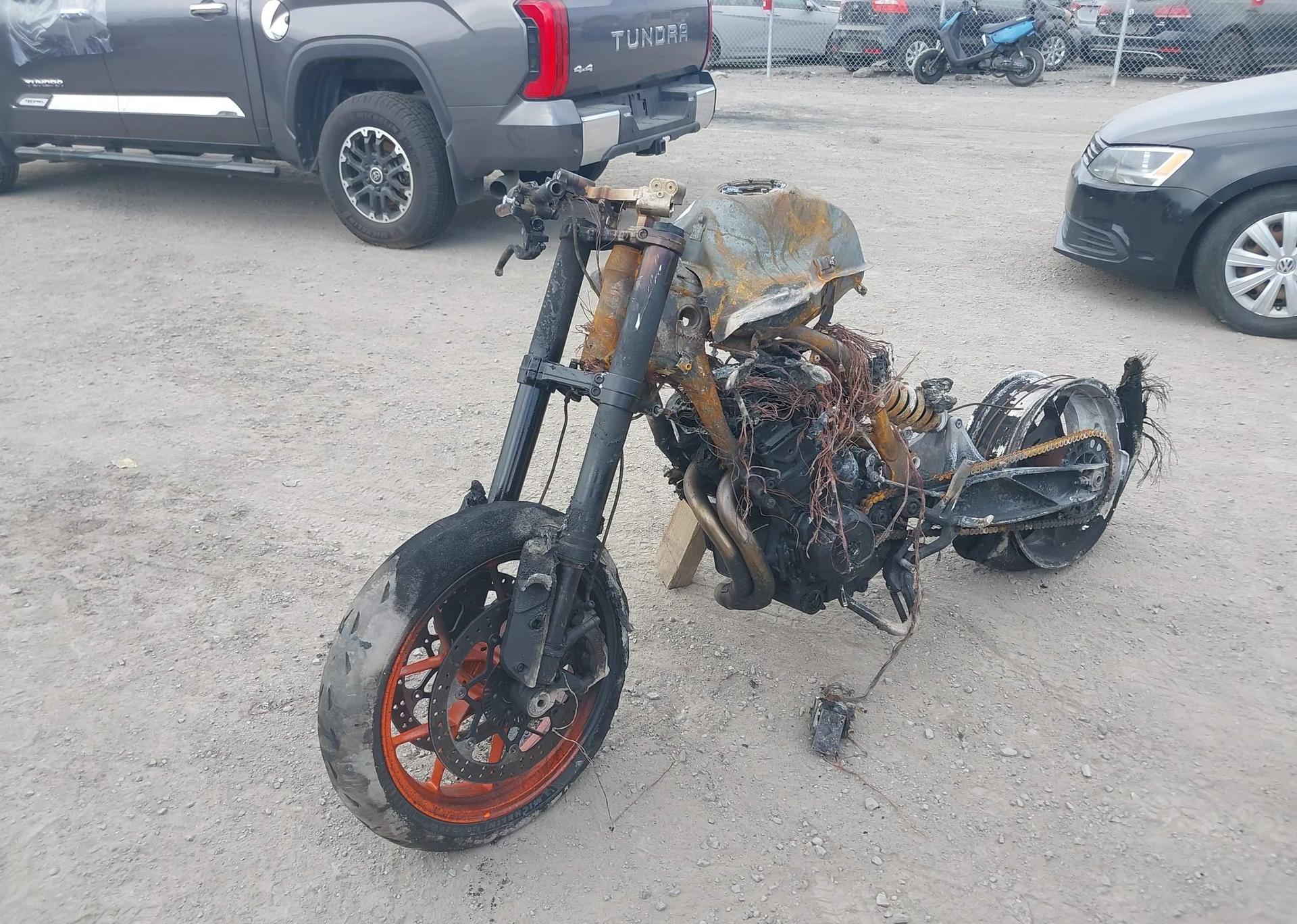 2023 KTM 890 DUKE R