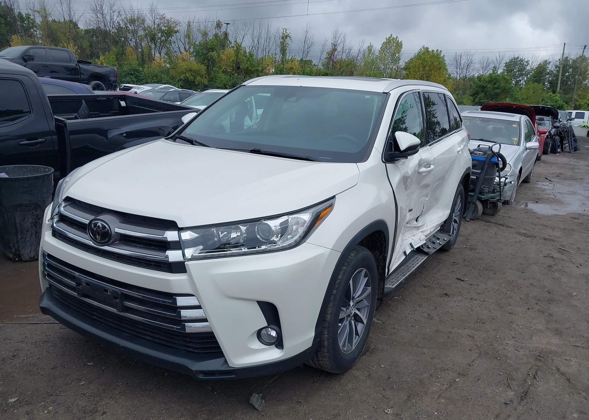 2019 TOYOTA HIGHLANDER SE