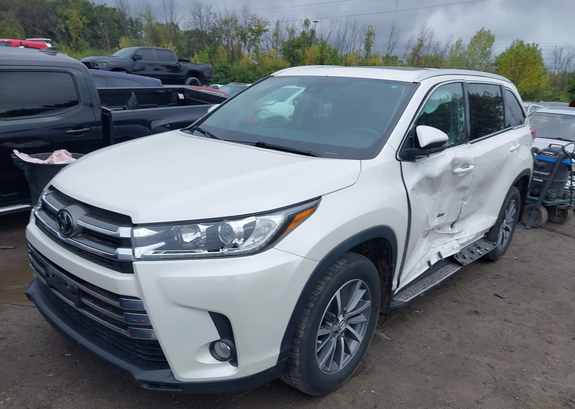 2019 TOYOTA HIGHLANDER SE
