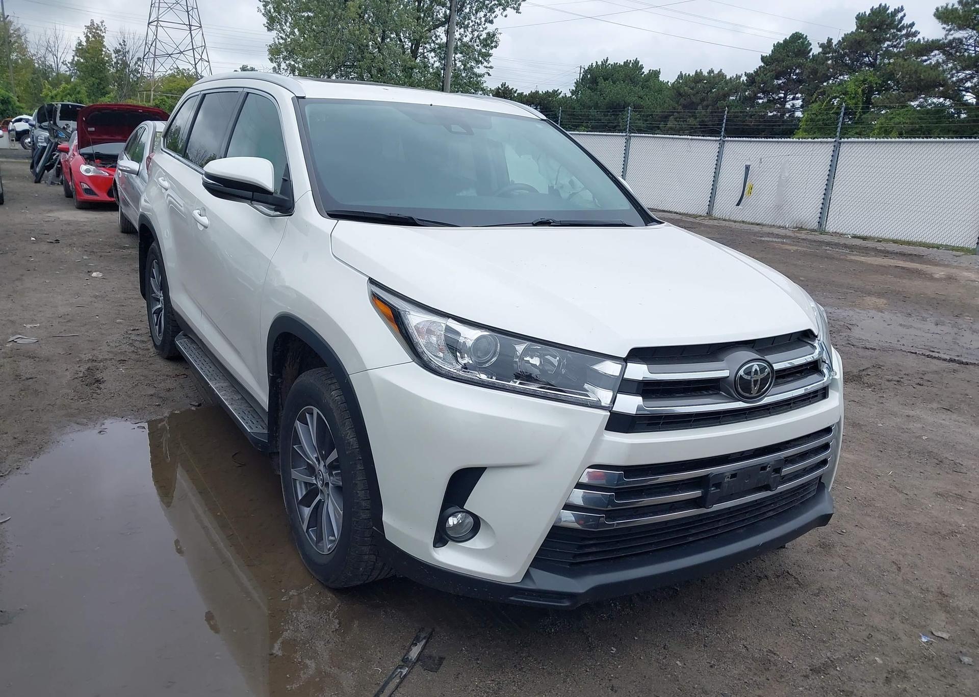 2019 TOYOTA HIGHLANDER SE
