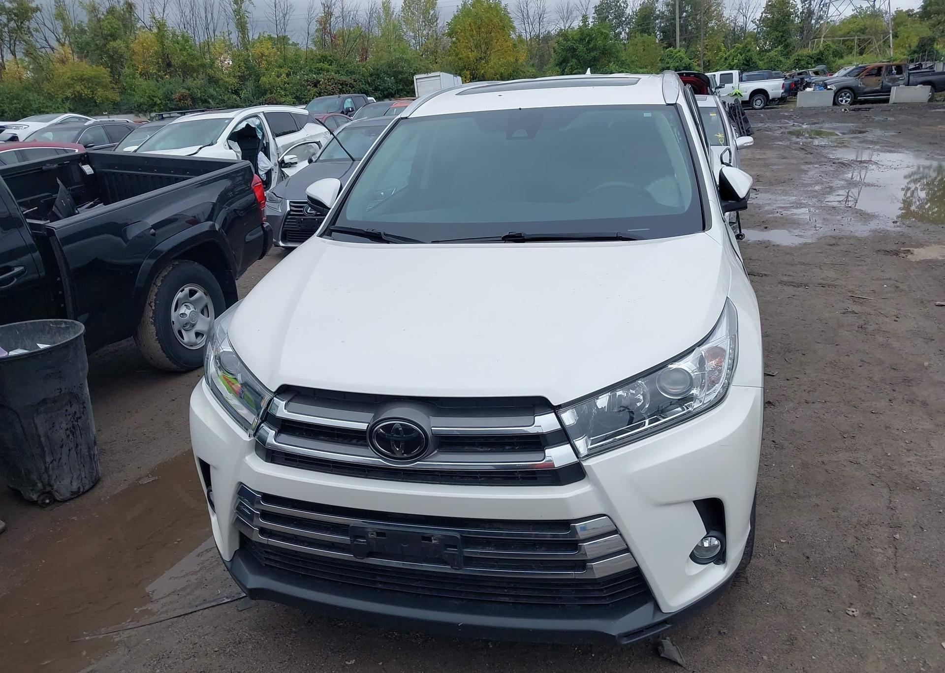 2019 TOYOTA HIGHLANDER SE