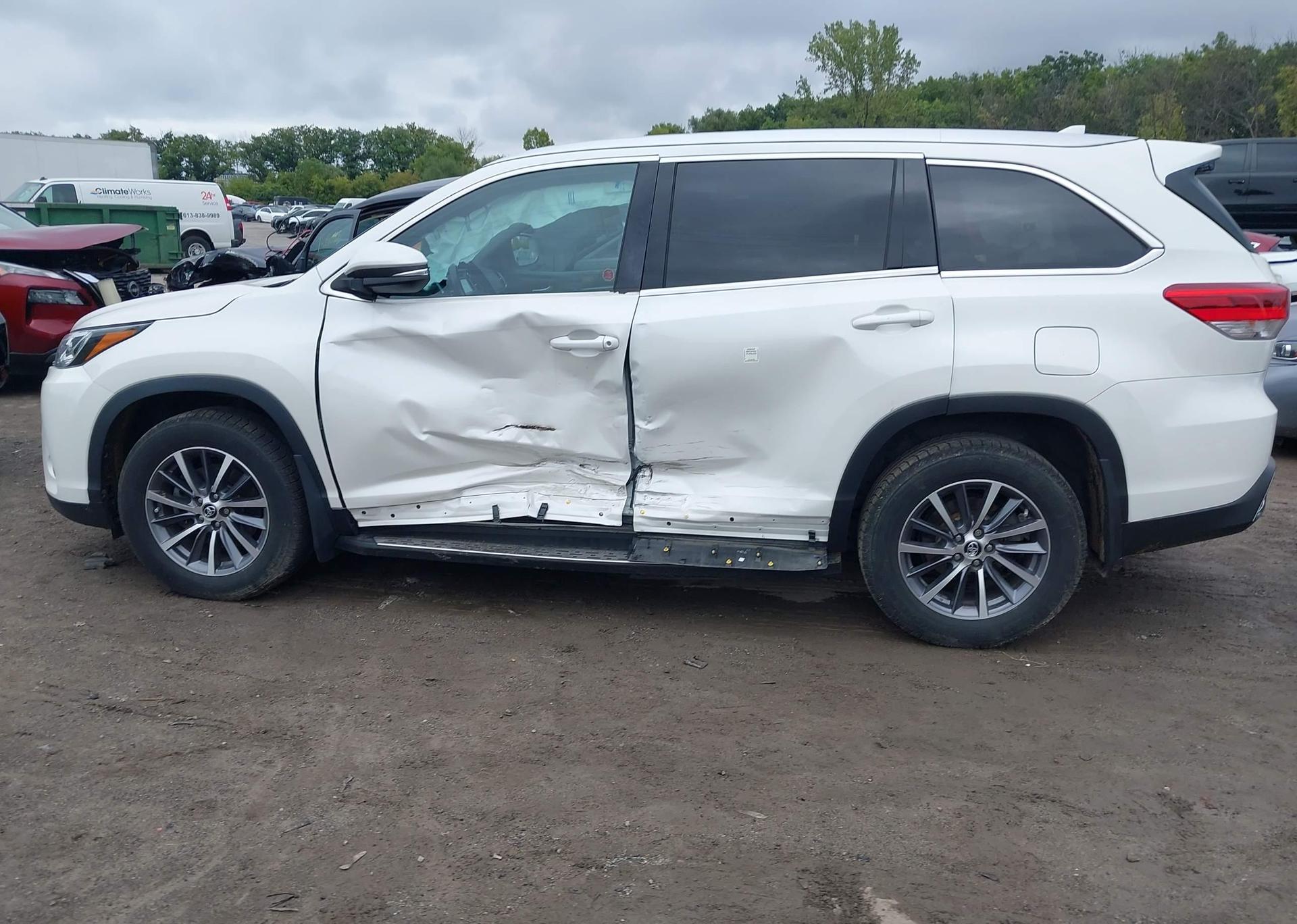2019 TOYOTA HIGHLANDER SE