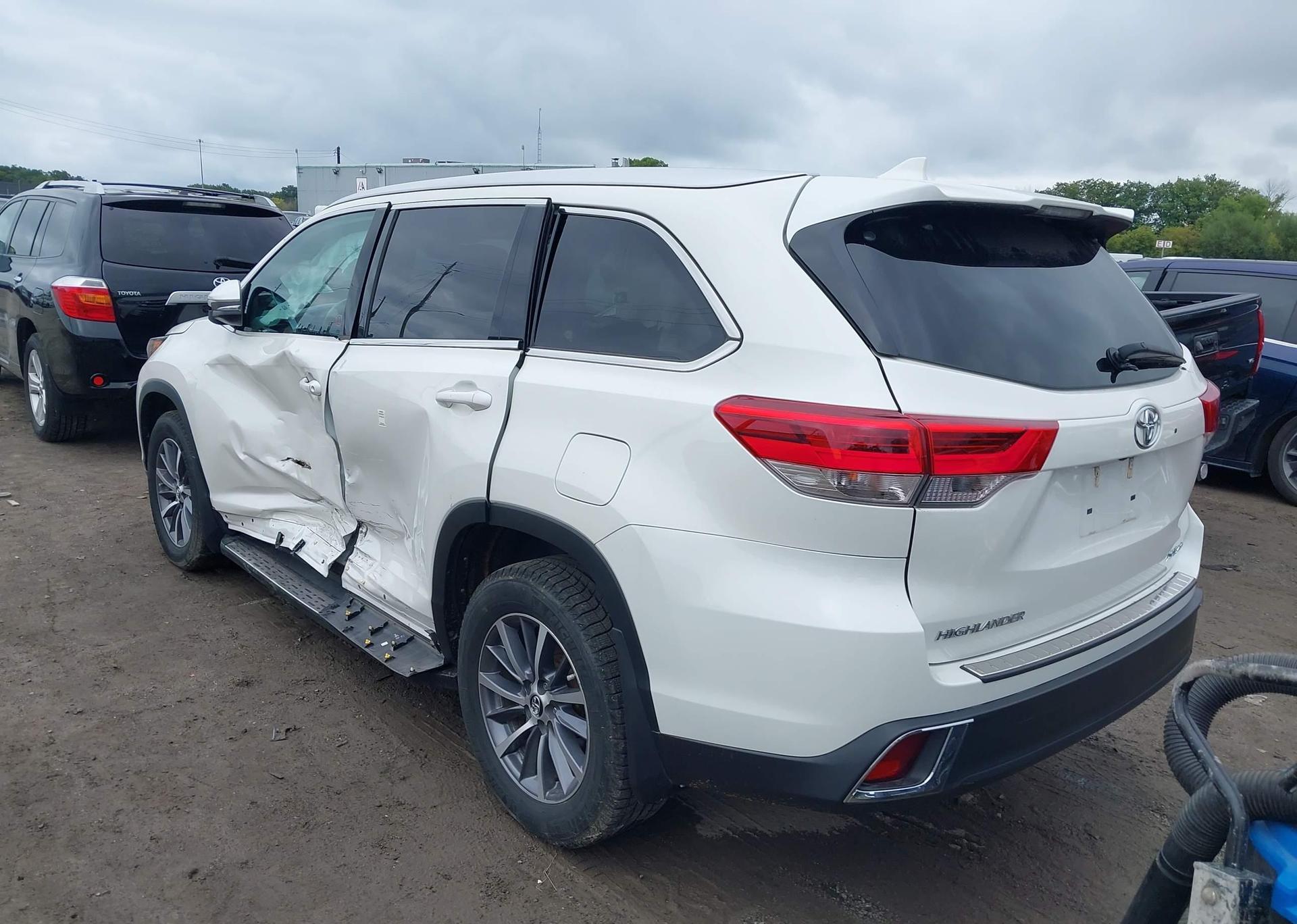 2019 TOYOTA HIGHLANDER SE