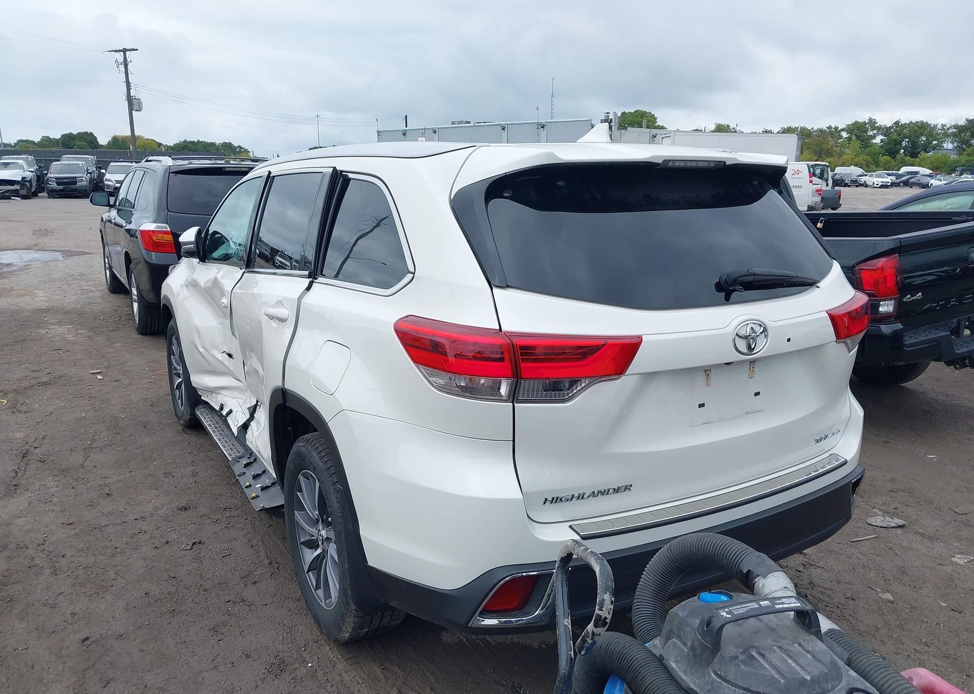 2019 TOYOTA HIGHLANDER SE