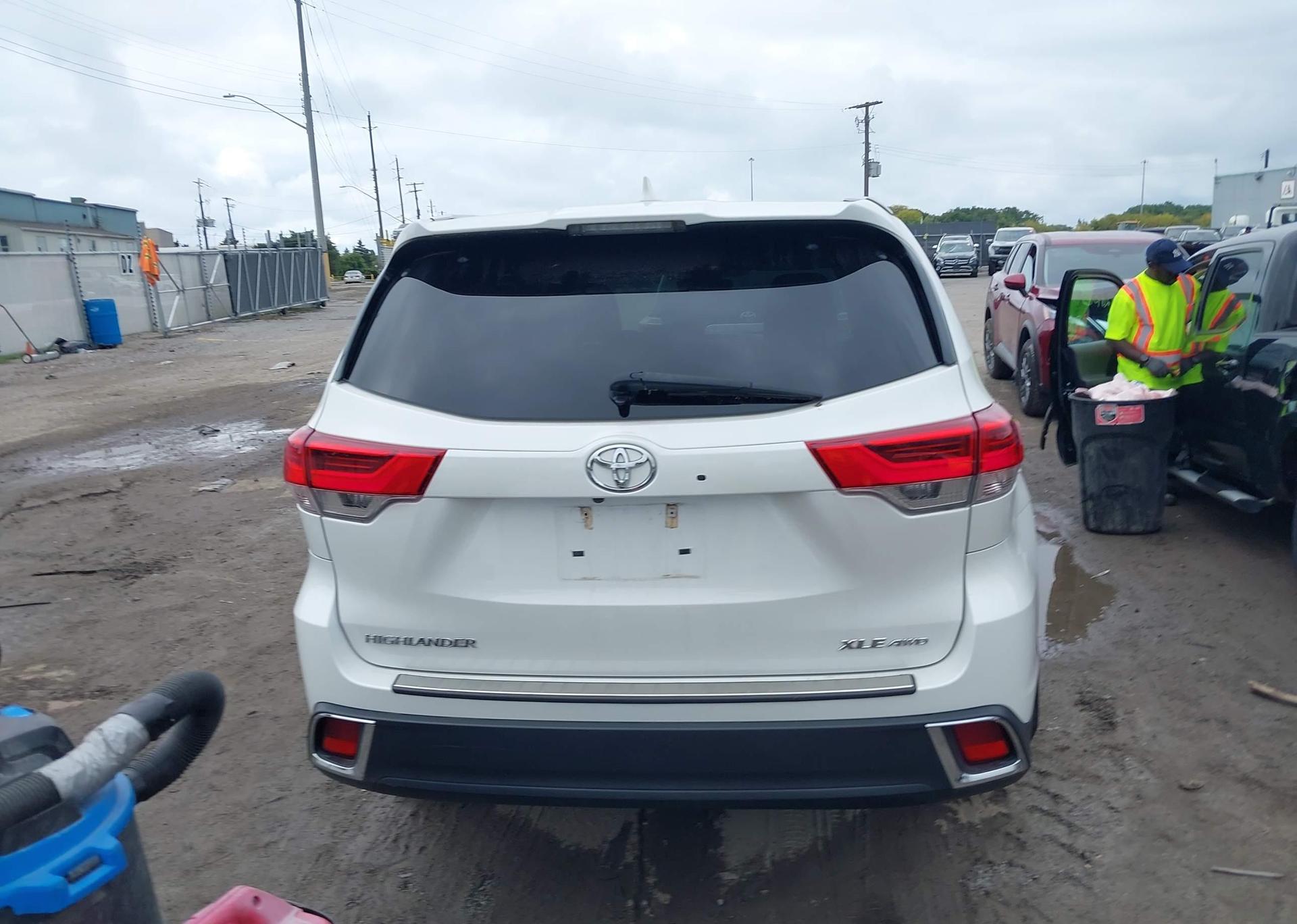2019 TOYOTA HIGHLANDER SE