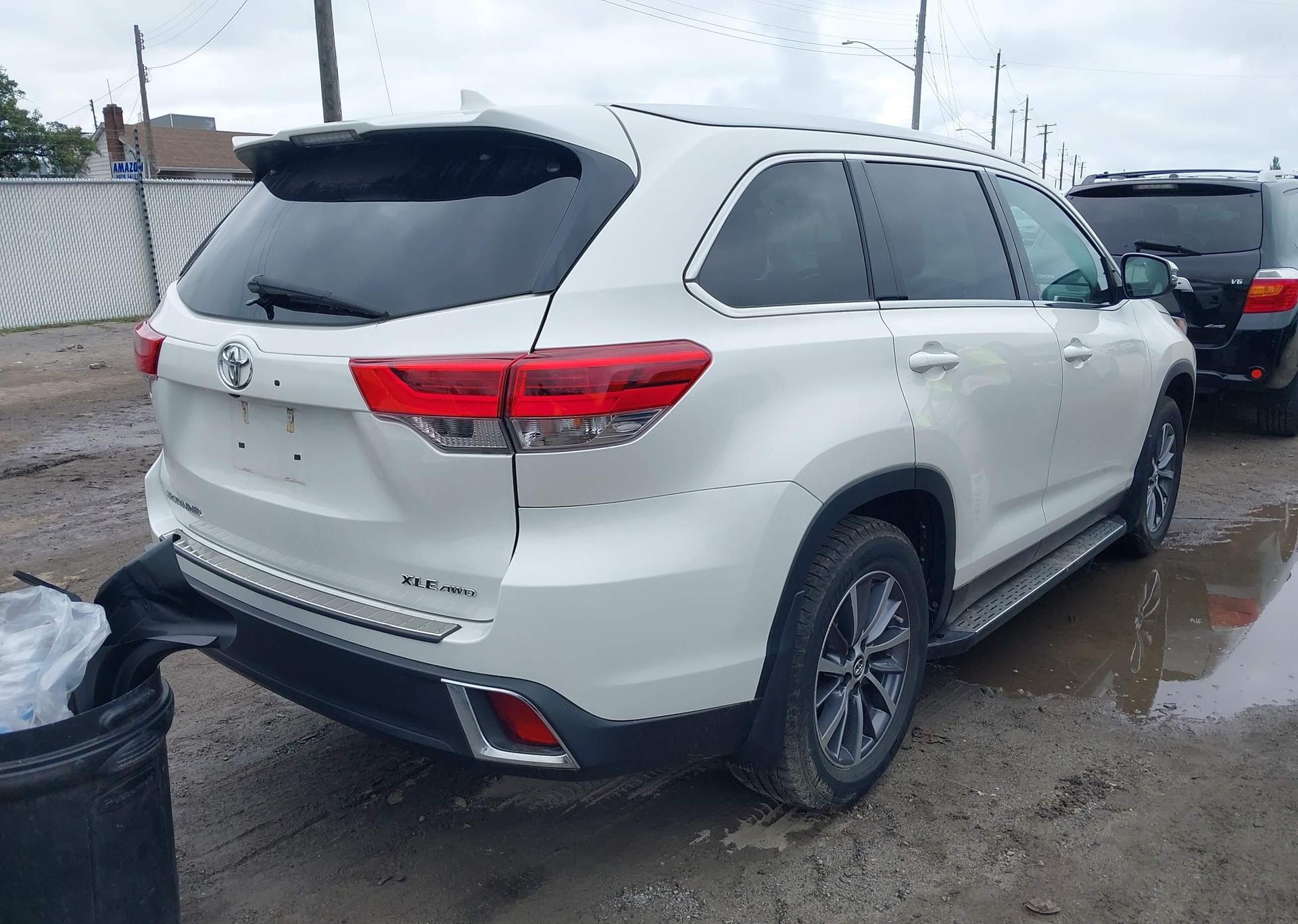 2019 TOYOTA HIGHLANDER SE