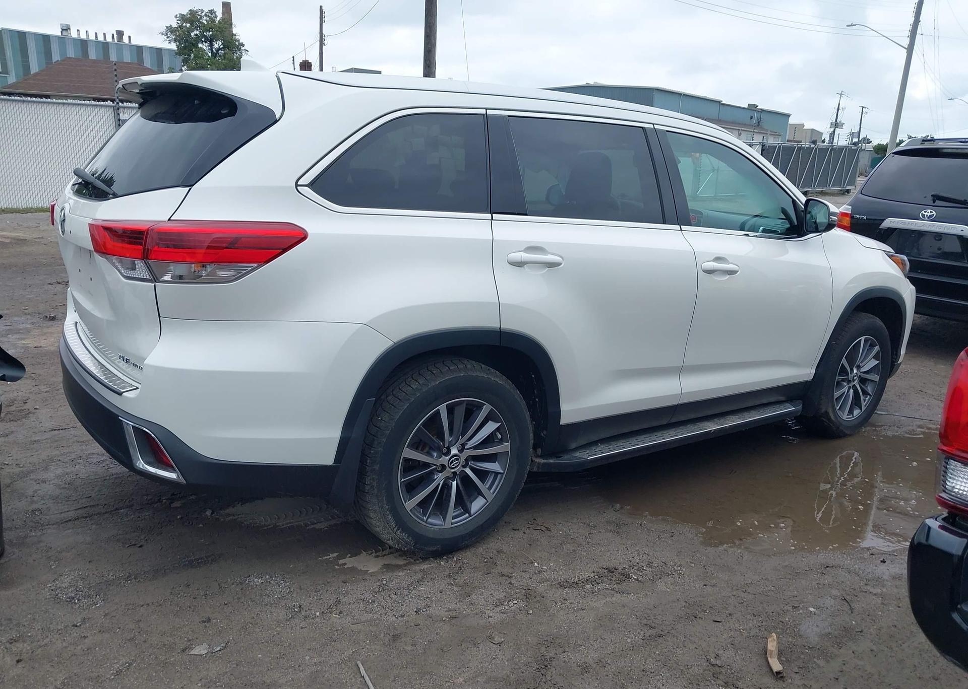 2019 TOYOTA HIGHLANDER SE