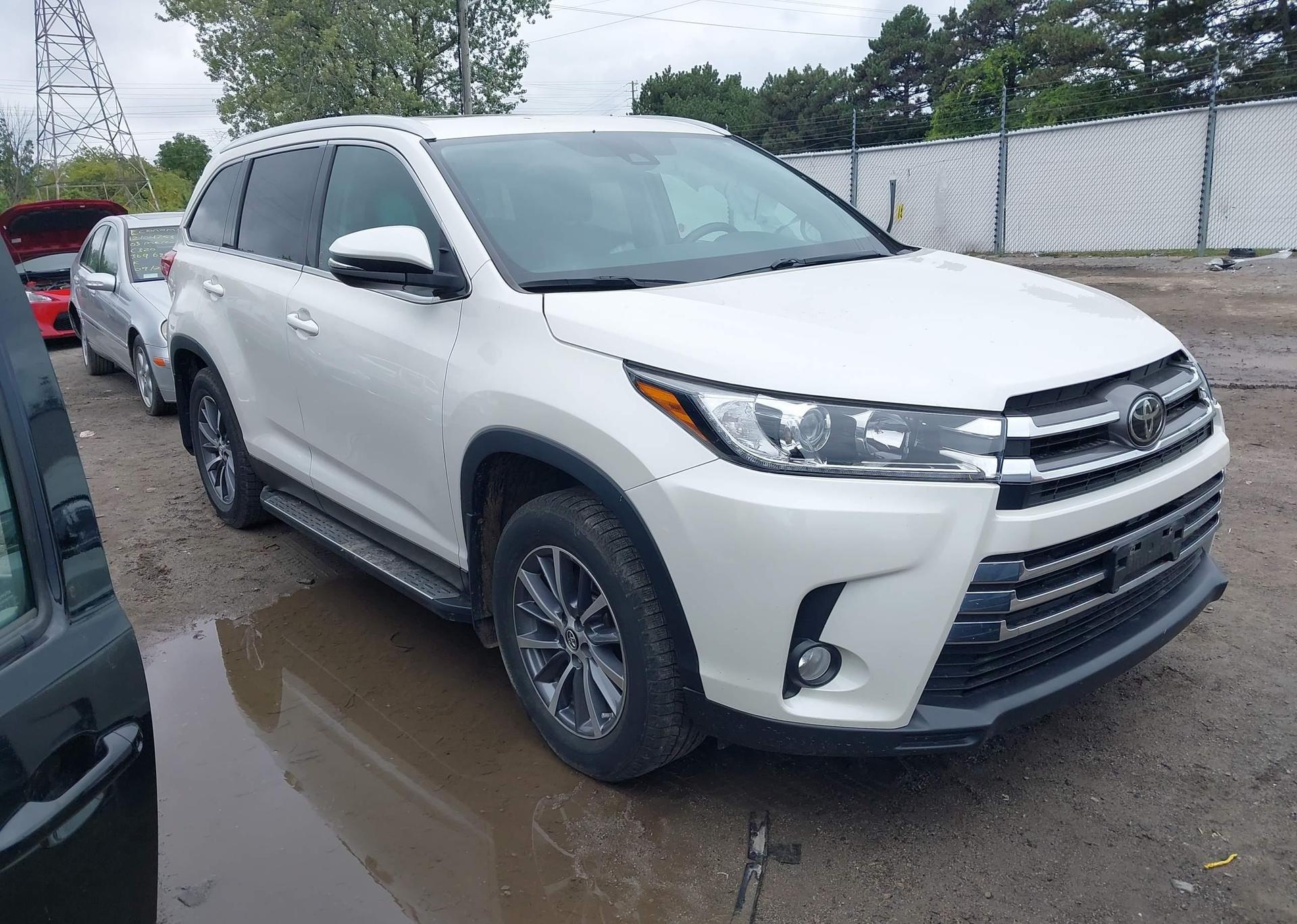 2019 TOYOTA HIGHLANDER SE