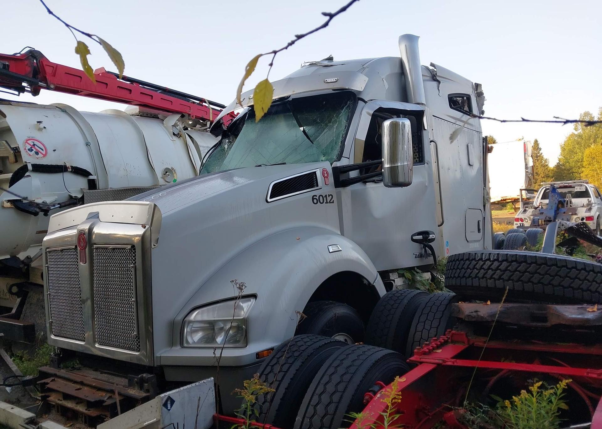 2023 KENWORTH T880