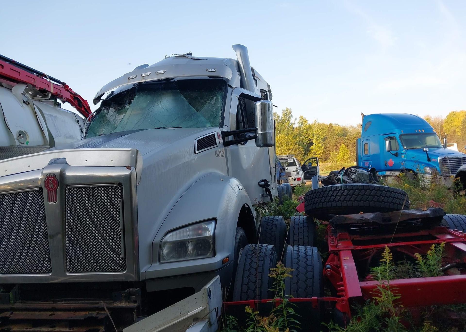 2023 KENWORTH T880