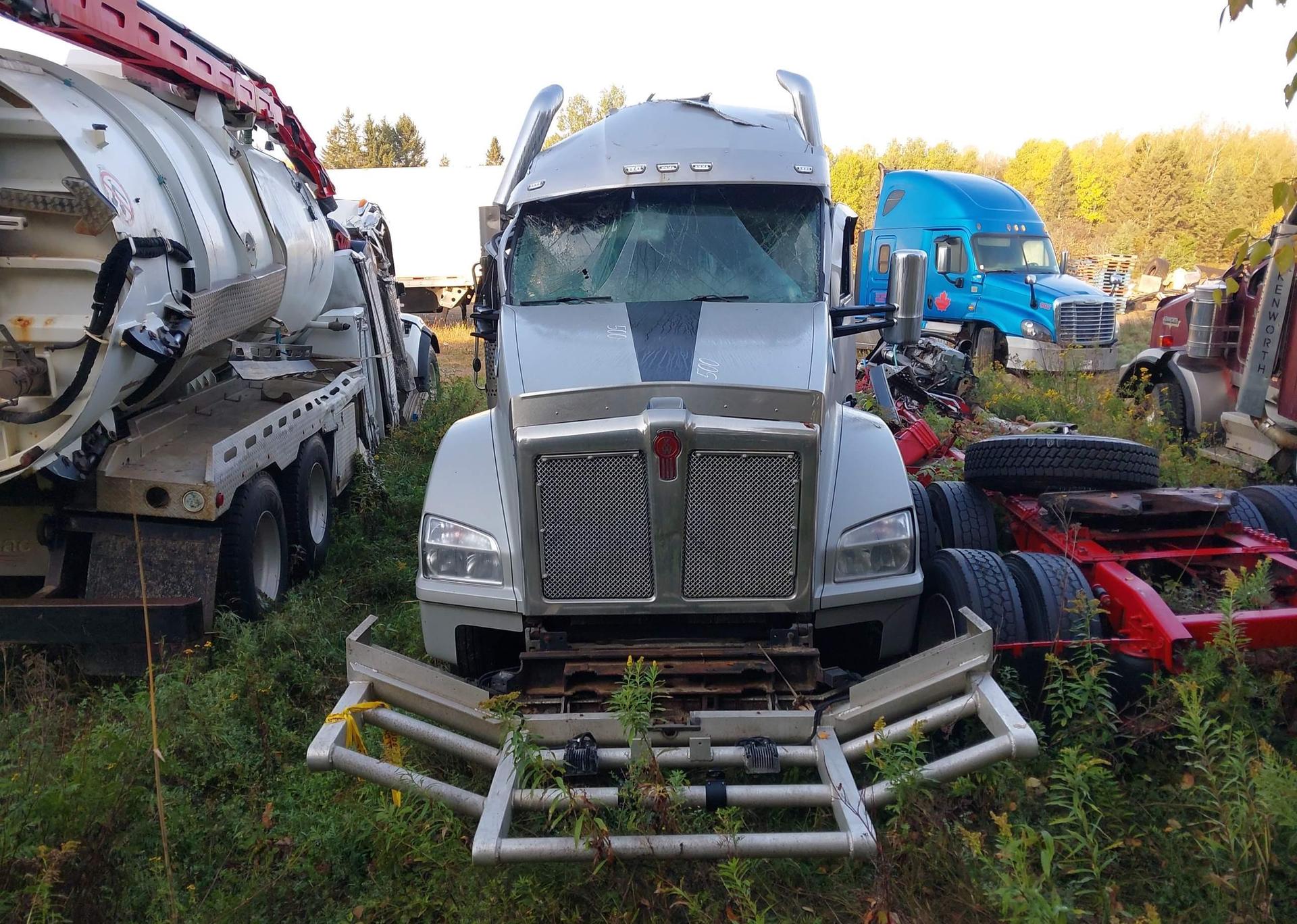 2023 KENWORTH T880