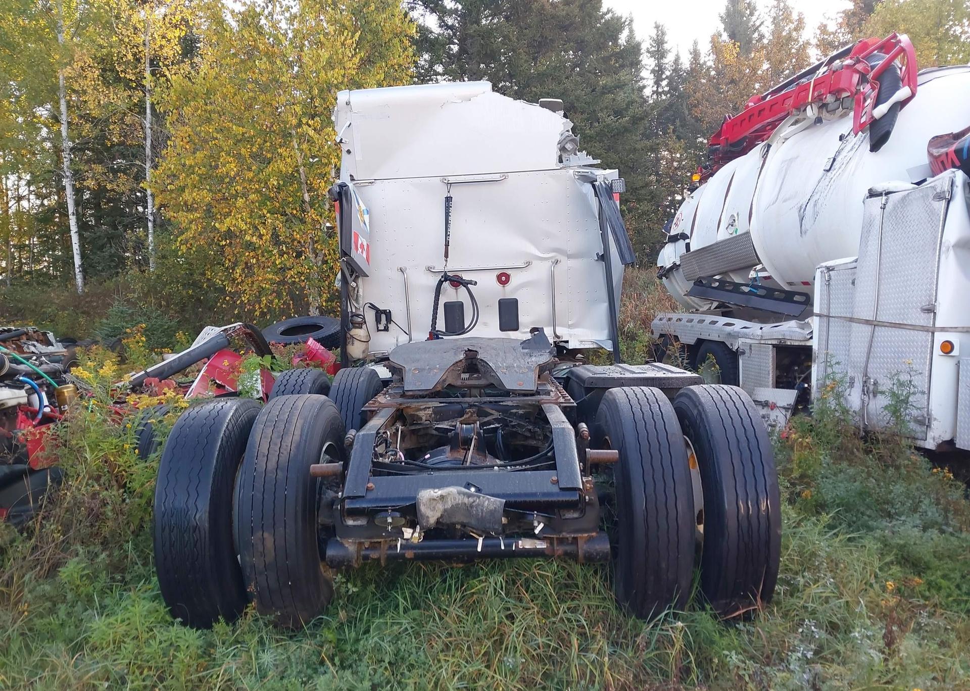 2023 KENWORTH T880