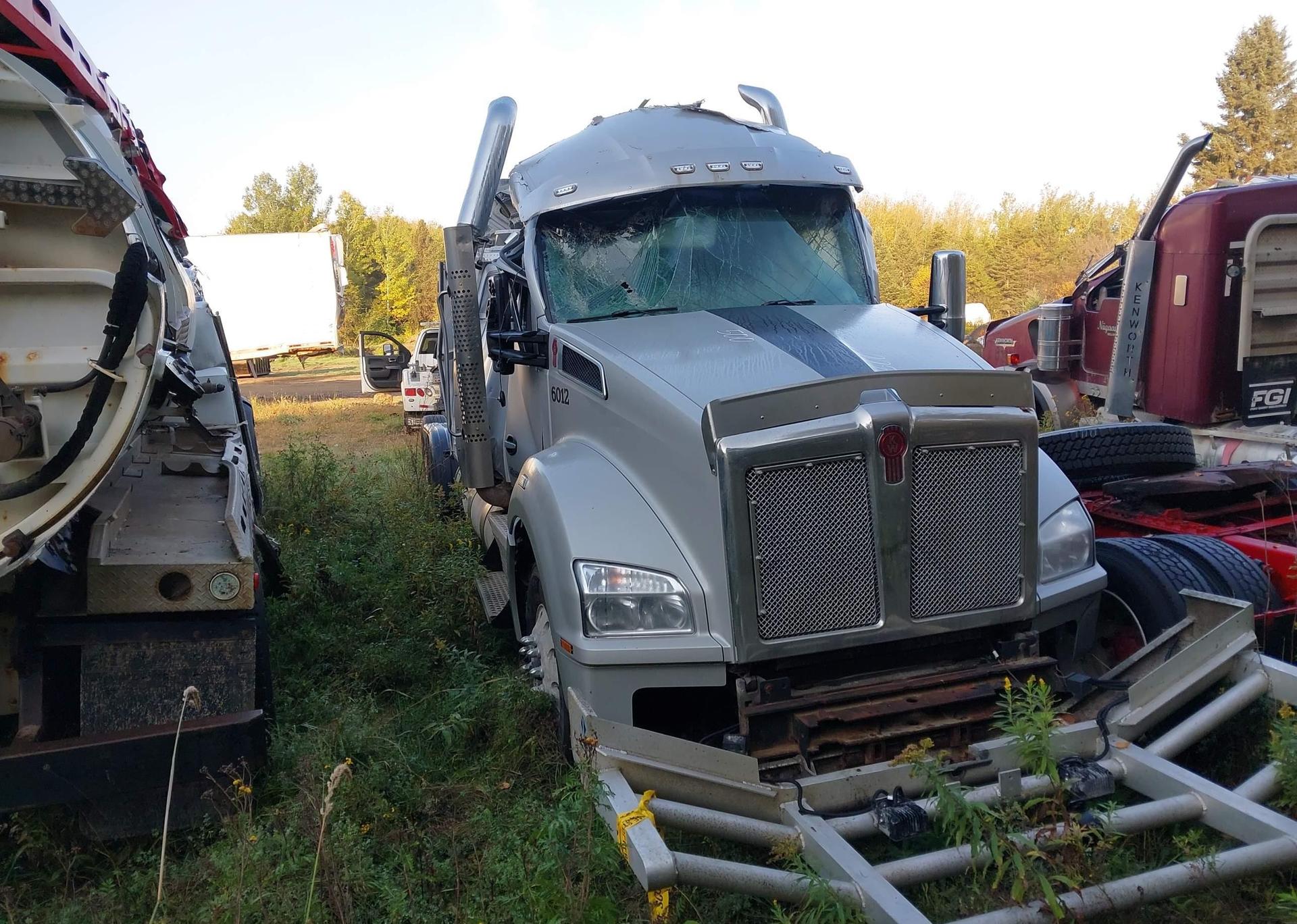 2023 KENWORTH T880