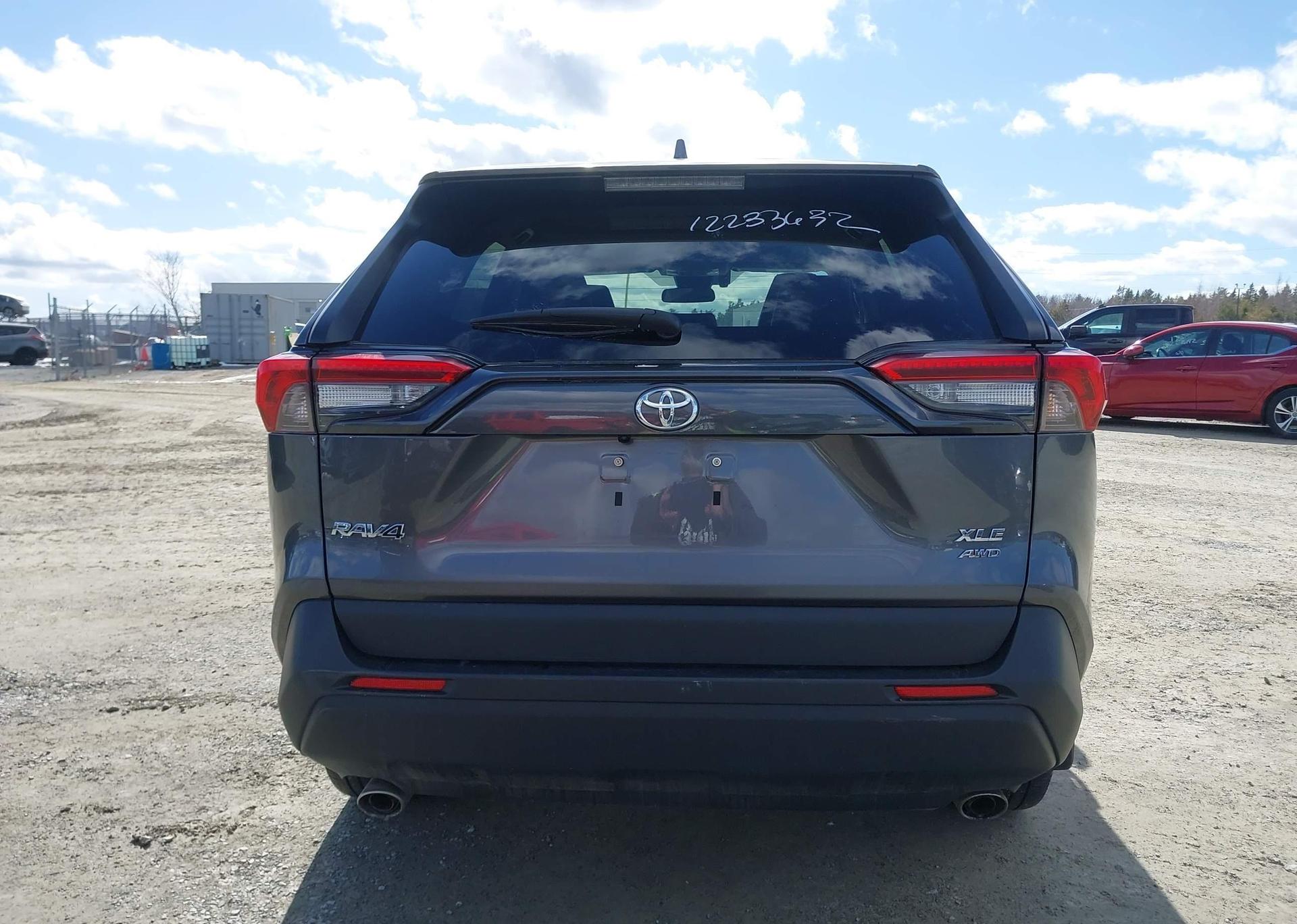 2022 TOYOTA RAV4 XLE