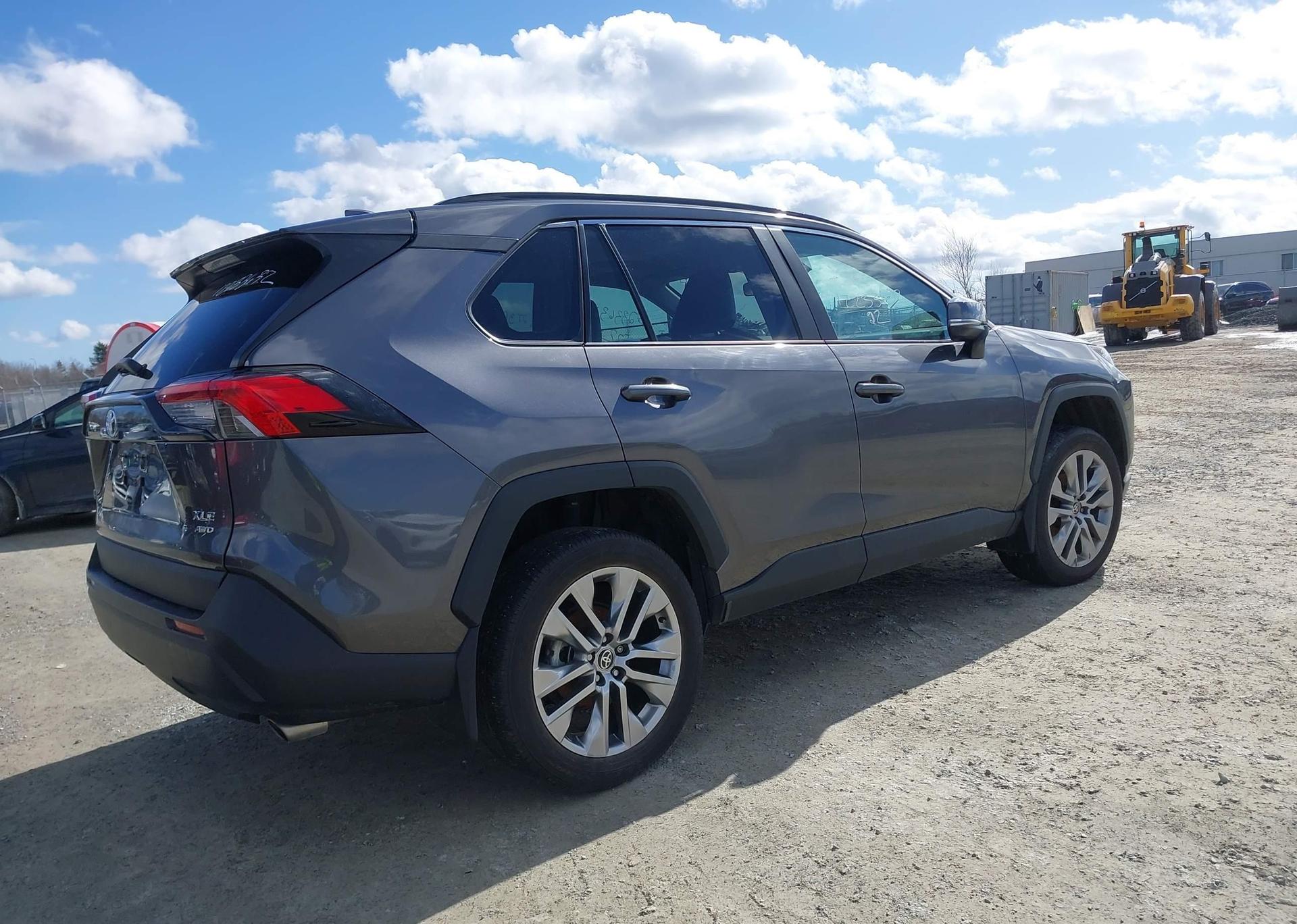 2022 TOYOTA RAV4 XLE