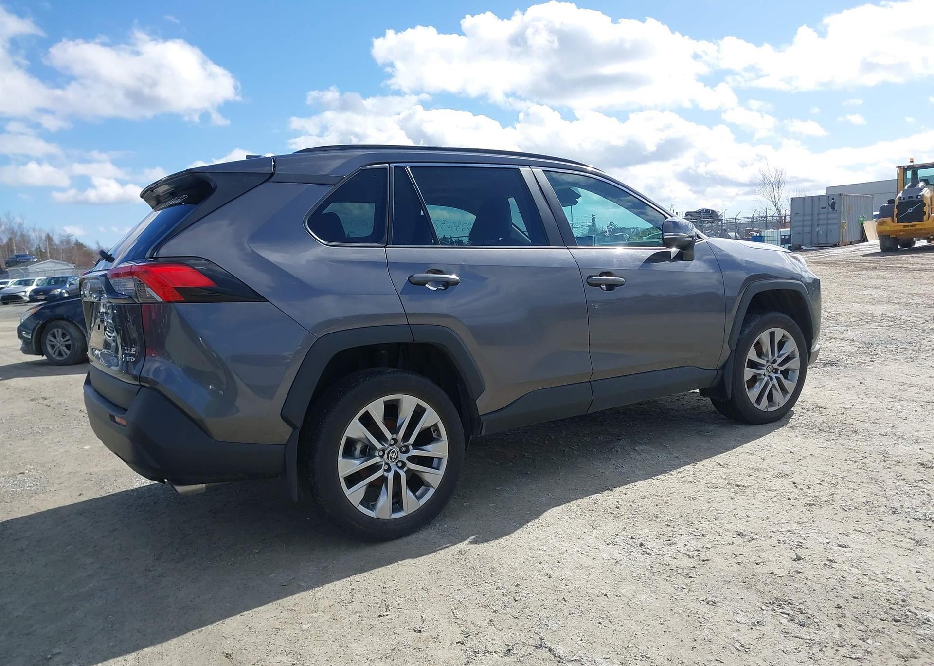 2022 TOYOTA RAV4 XLE