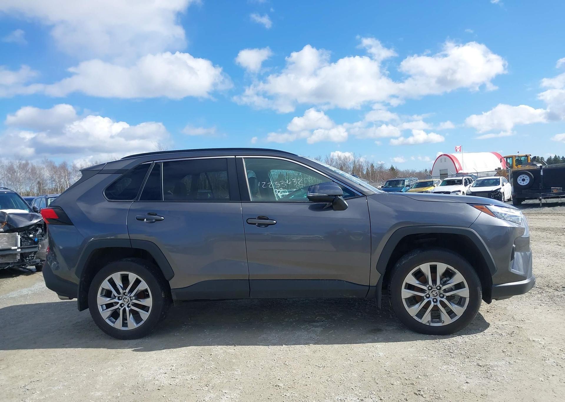 2022 TOYOTA RAV4 XLE