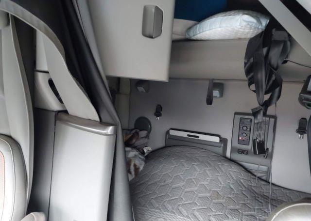 2023 VOLVO VNL
