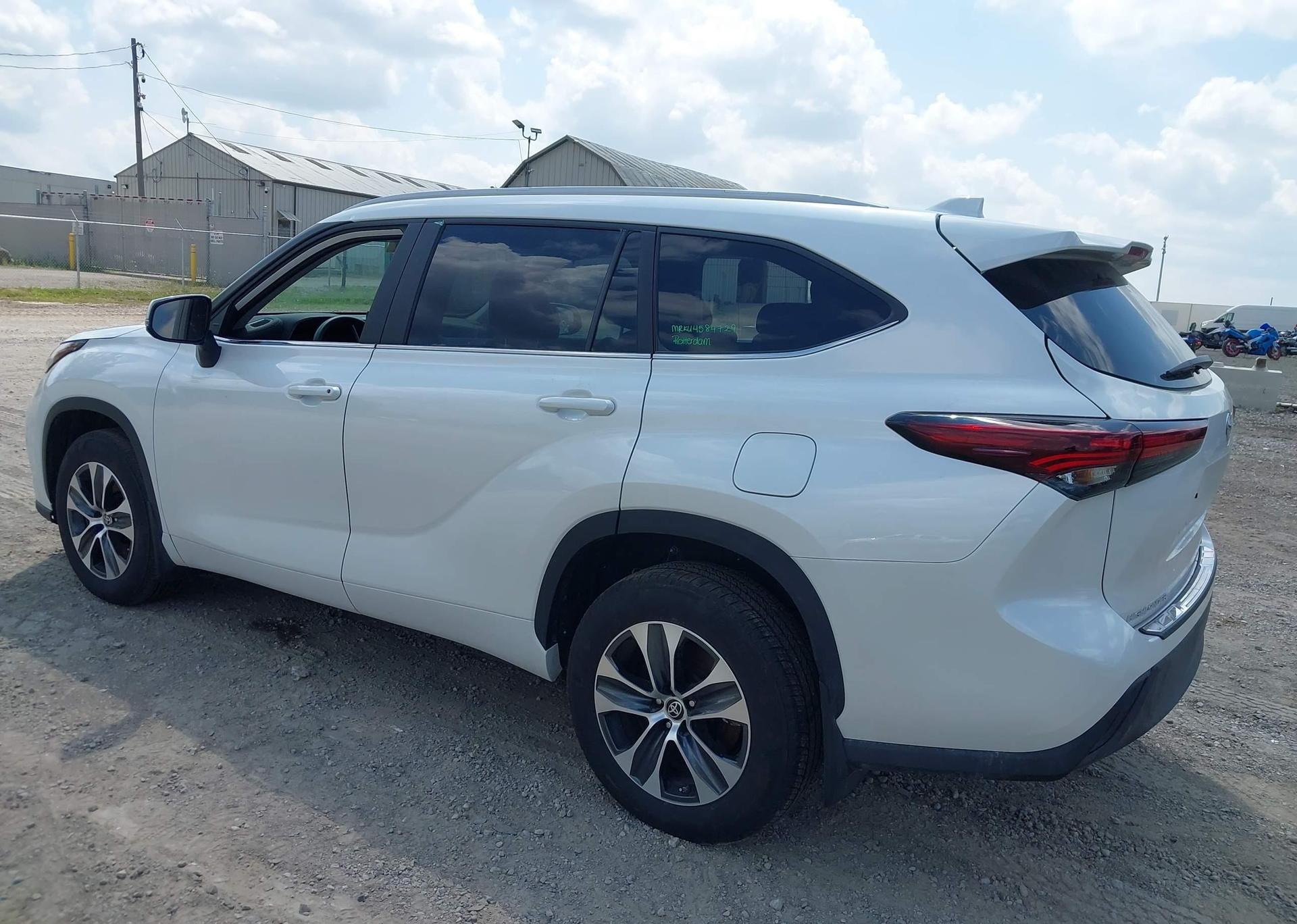 2024 TOYOTA HIGHLANDER LE