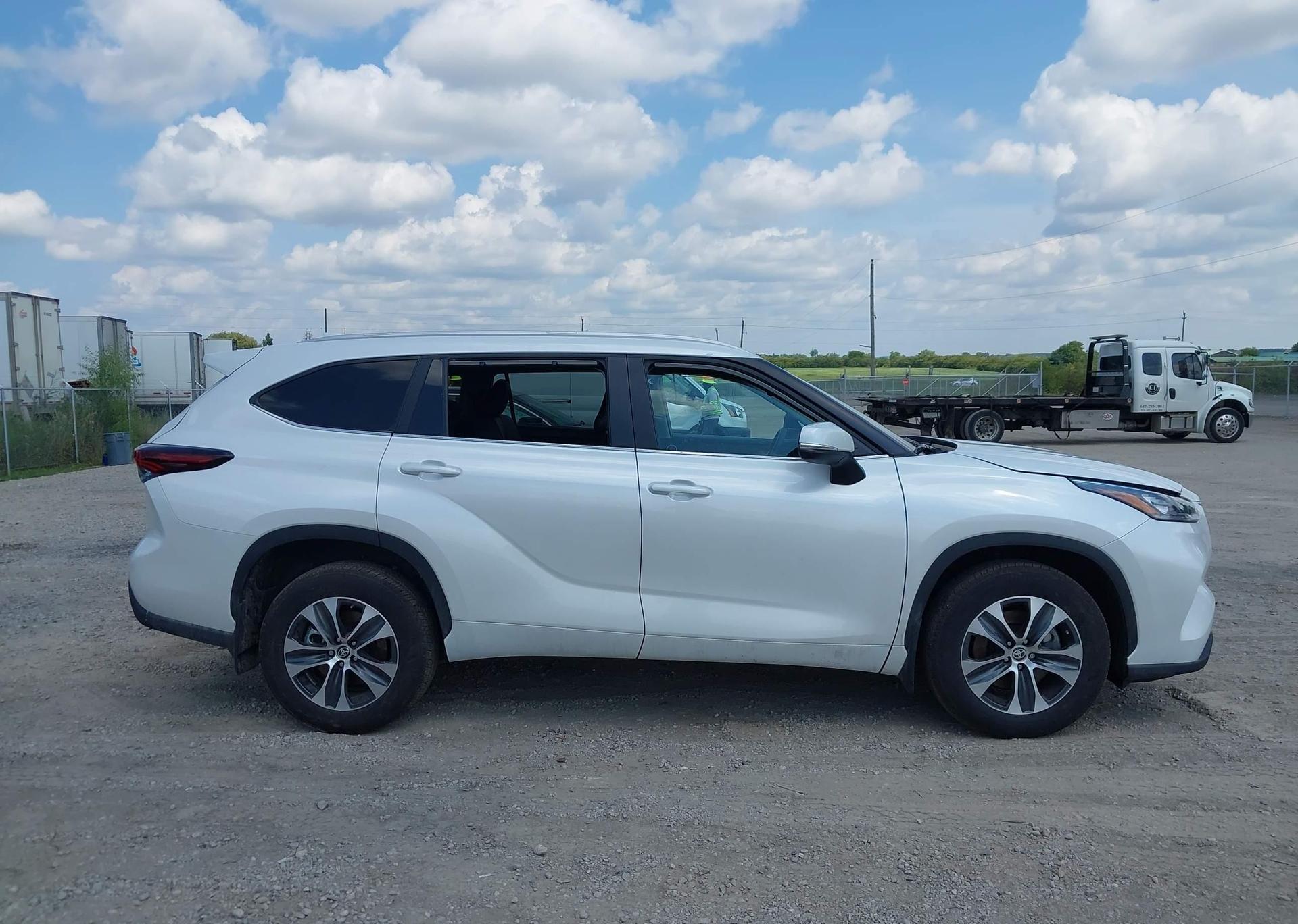 2024 TOYOTA HIGHLANDER LE