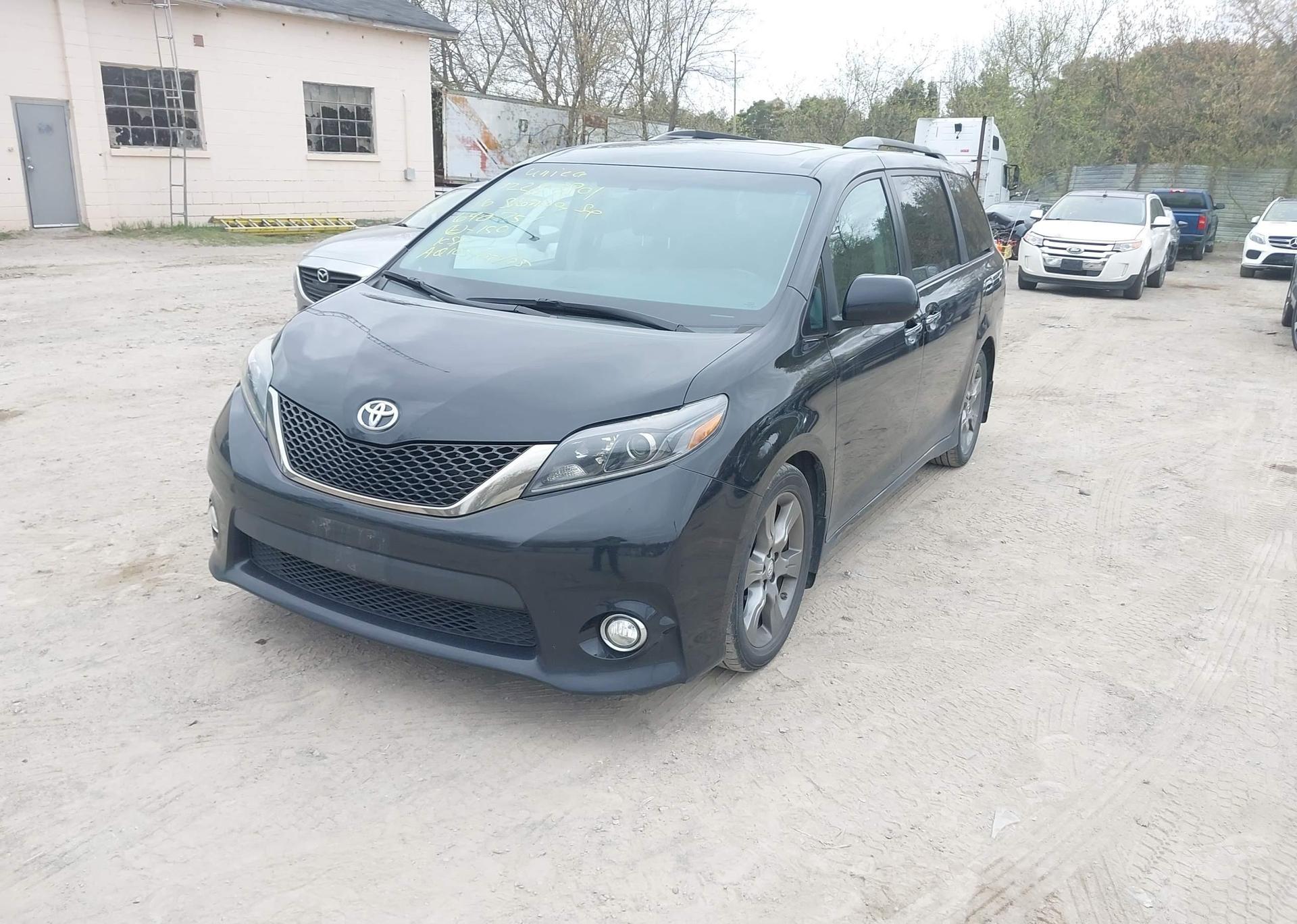 2016 TOYOTA SIENNA SE