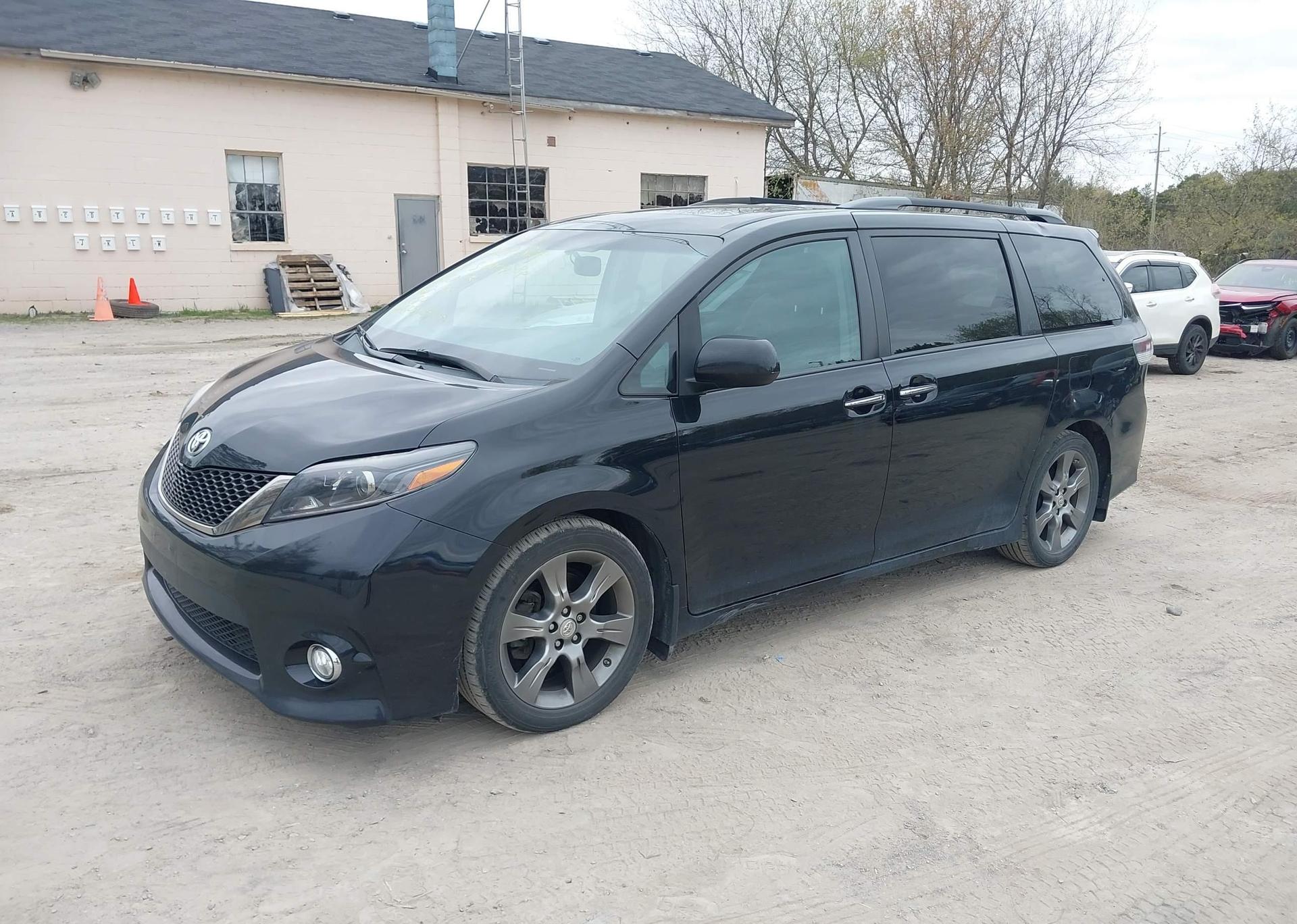 2016 TOYOTA SIENNA SE