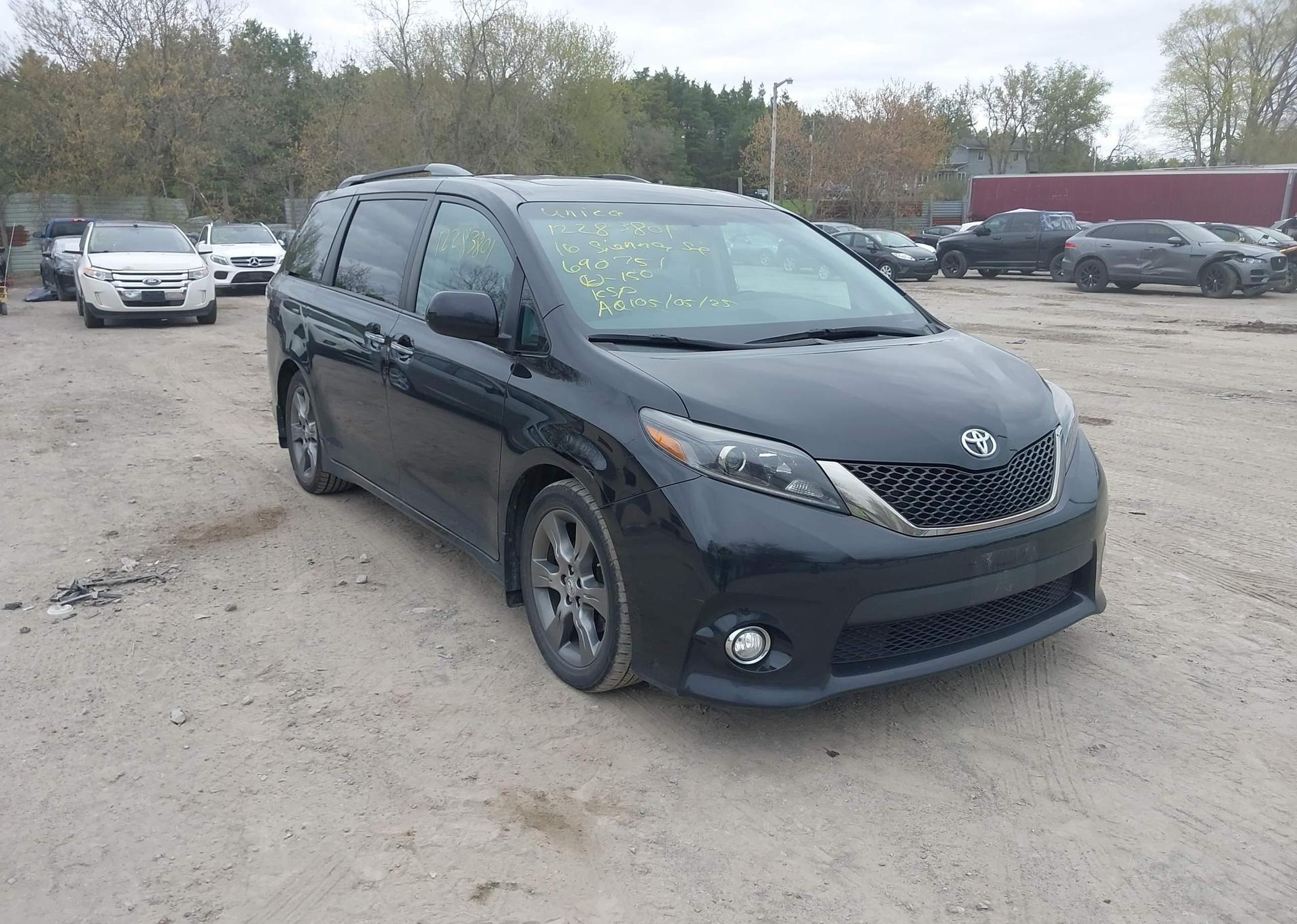 2016 TOYOTA SIENNA SE